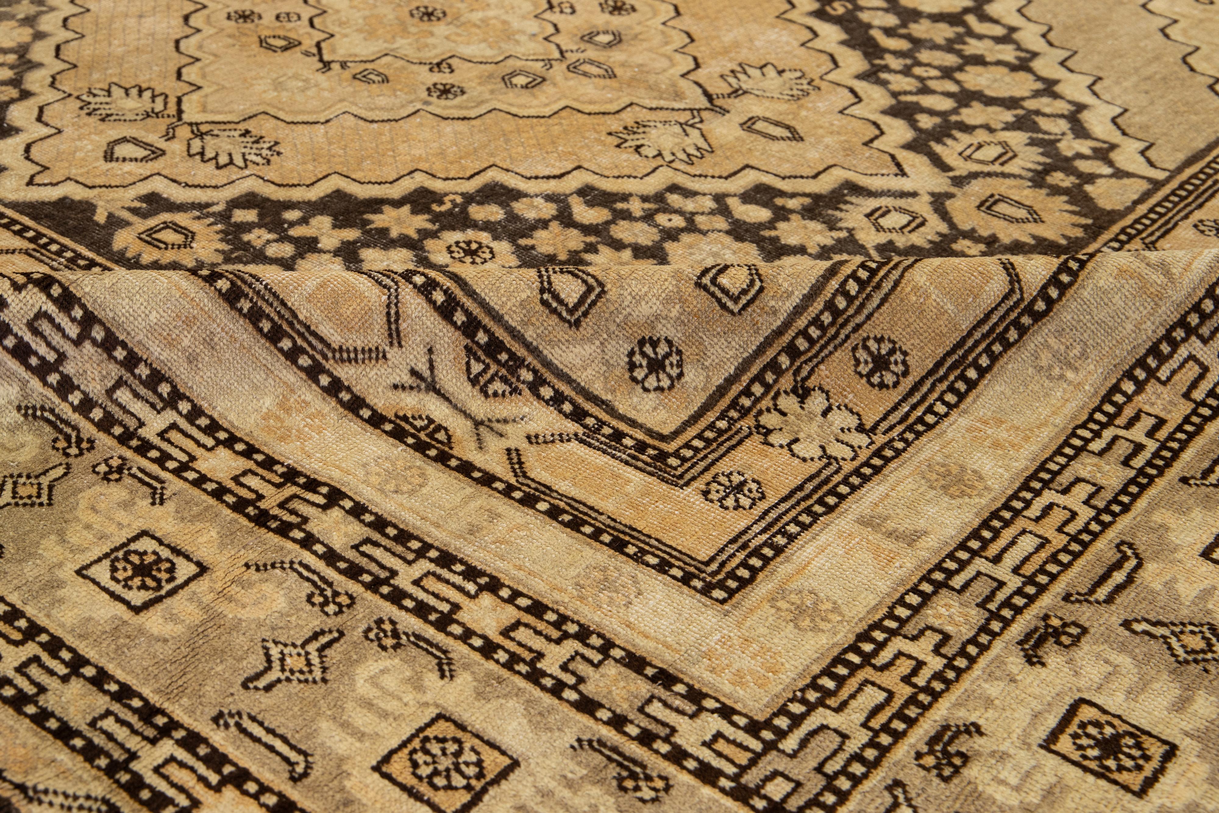 Antique  Tapis en laine Khotan fait à la main en couleur Tan avec motif central en vente 3