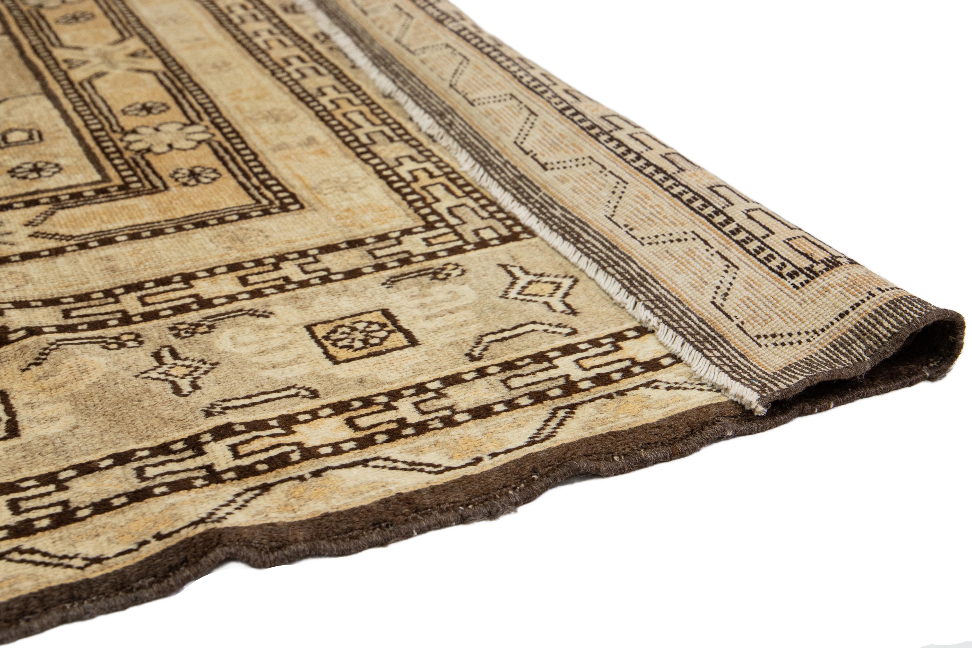 Tadjik Antique  Tapis en laine Khotan fait à la main en couleur Tan avec motif central en vente
