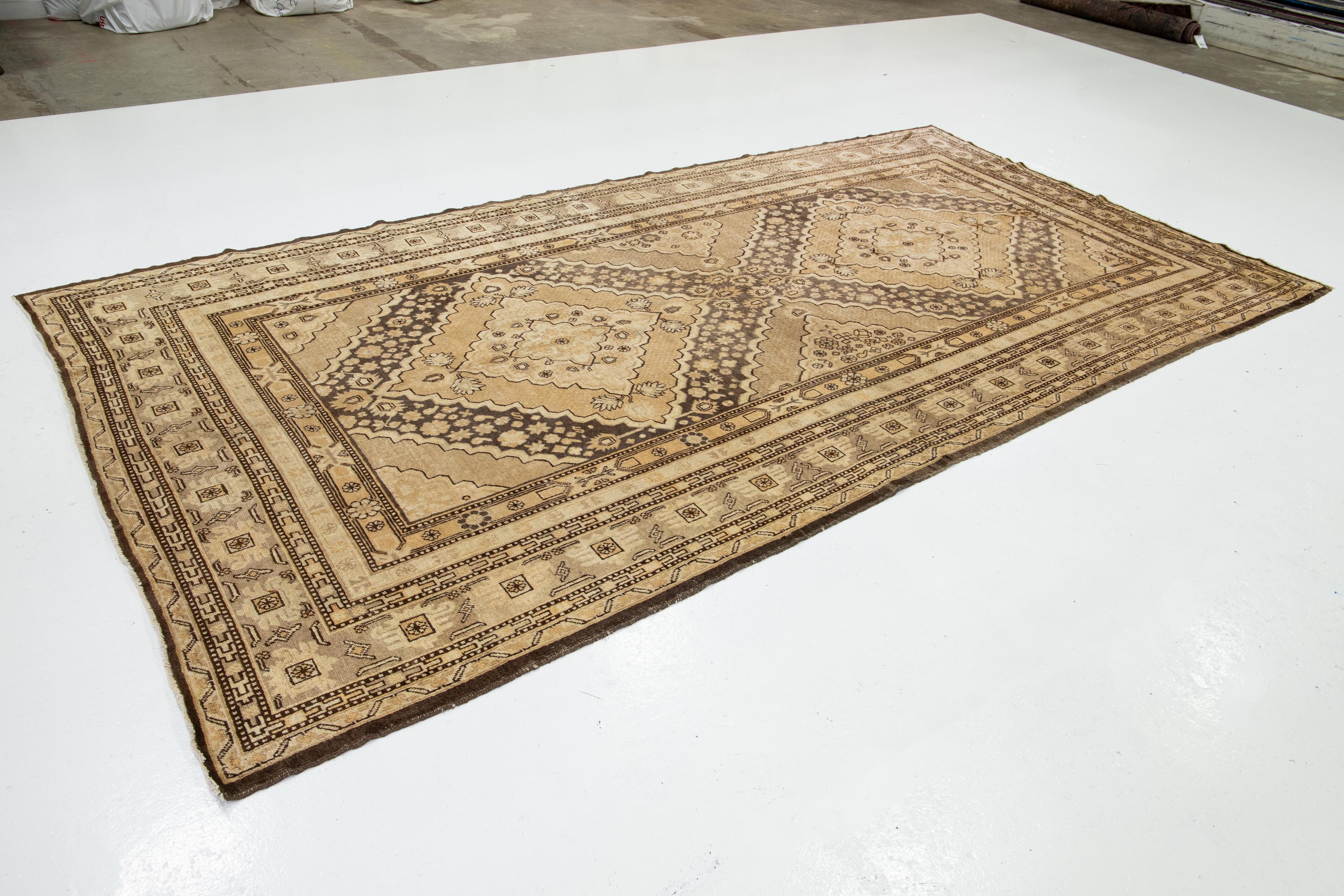 Noué à la main Antique  Tapis en laine Khotan fait à la main en couleur Tan avec motif central en vente