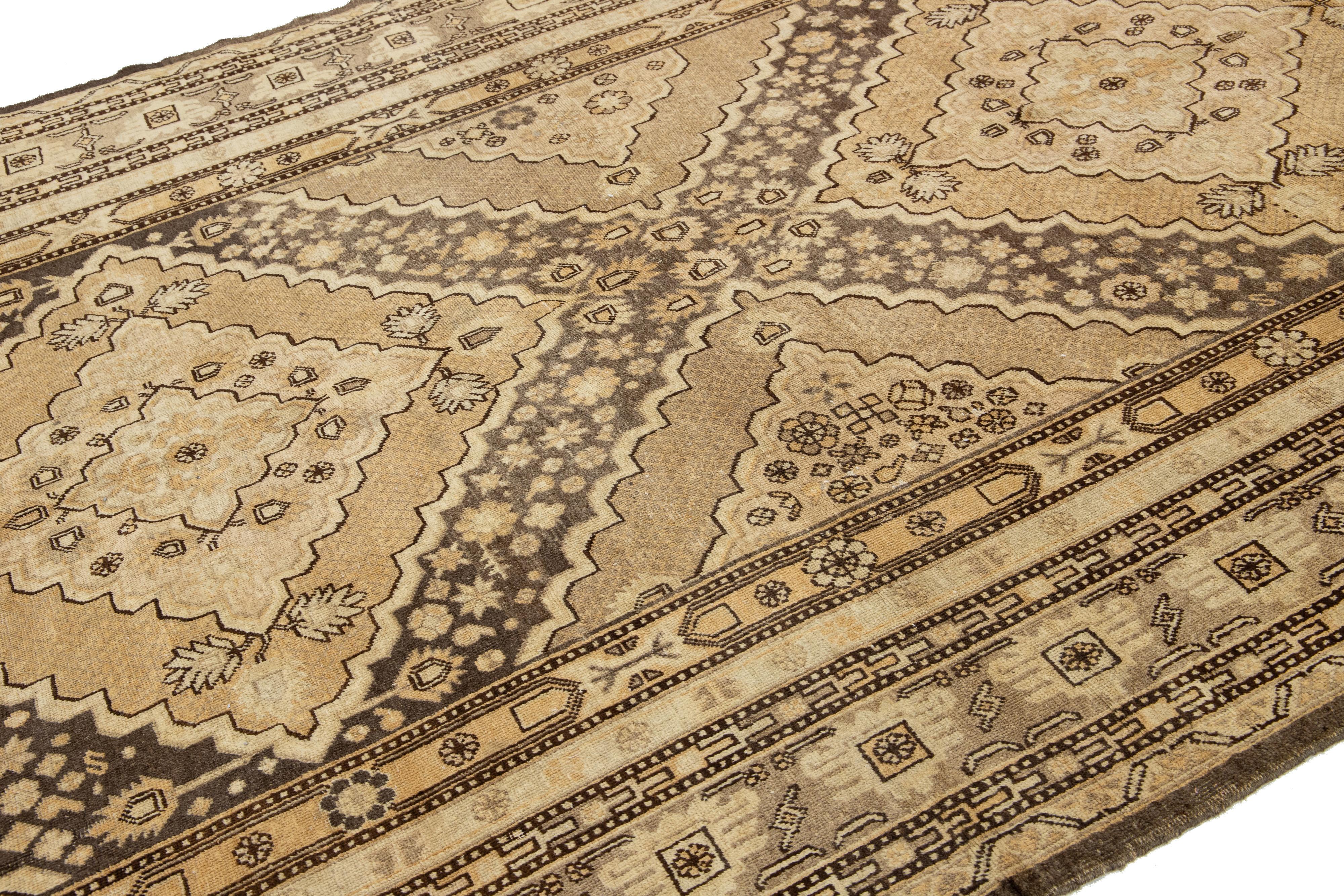Antique  Tapis en laine Khotan fait à la main en couleur Tan avec motif central Bon état - En vente à Norwalk, CT