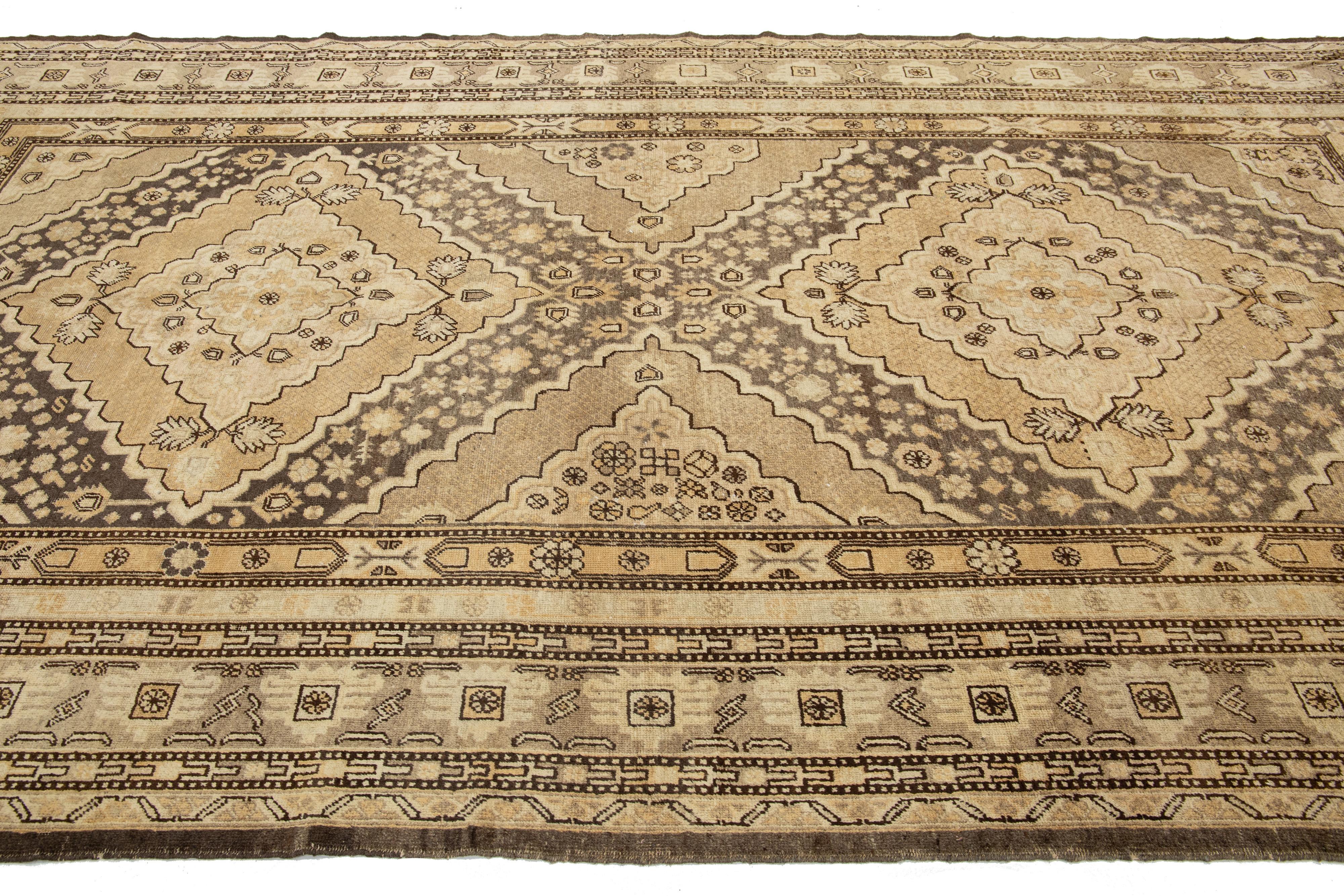 20ième siècle Antique  Tapis en laine Khotan fait à la main en couleur Tan avec motif central en vente