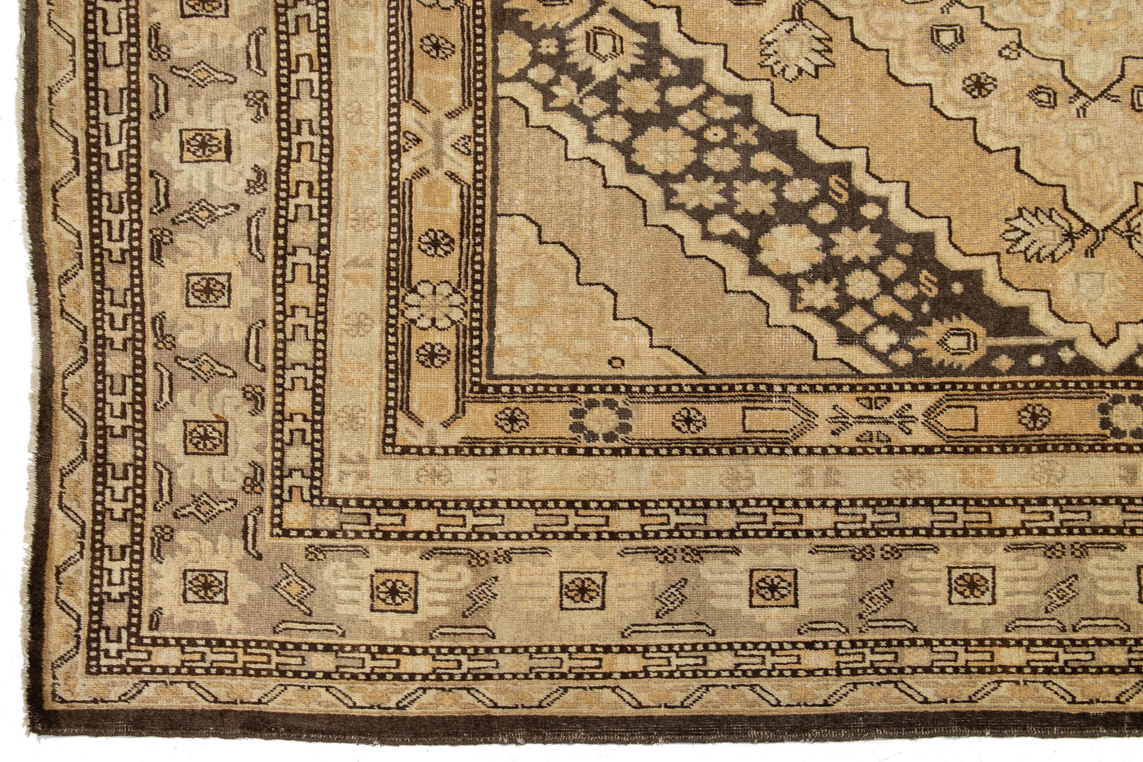 Laine Antique  Tapis en laine Khotan fait à la main en couleur Tan avec motif central en vente