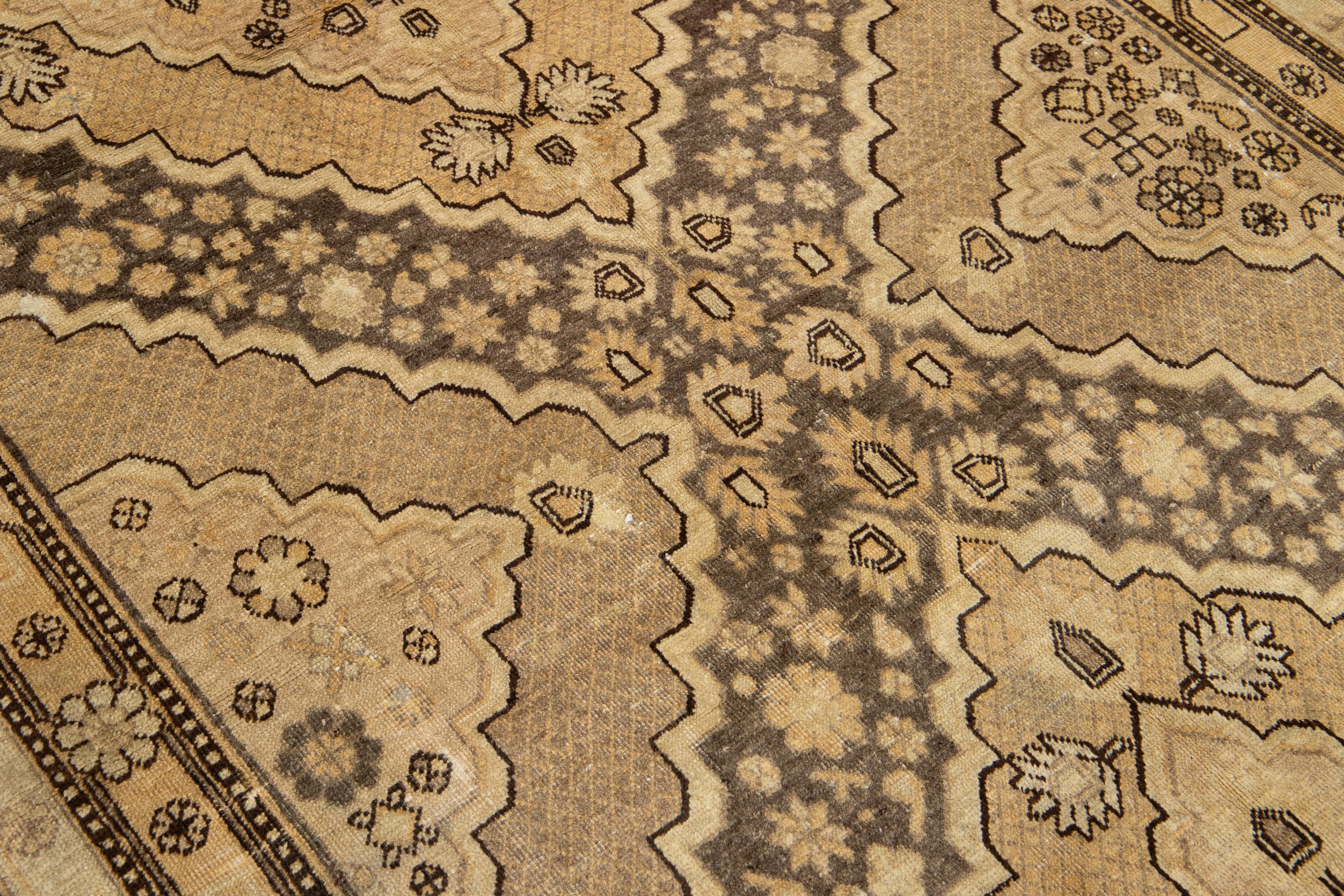 Antique  Tapis en laine Khotan fait à la main en couleur Tan avec motif central en vente 2