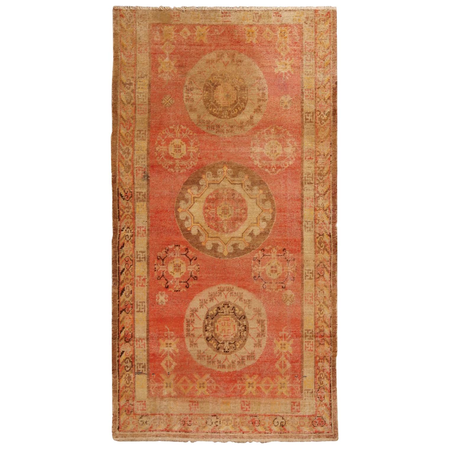 Antiker antiker Khotan-Wollteppich in Rot und Beige mit geometrischem Muster von Teppich & Kelim