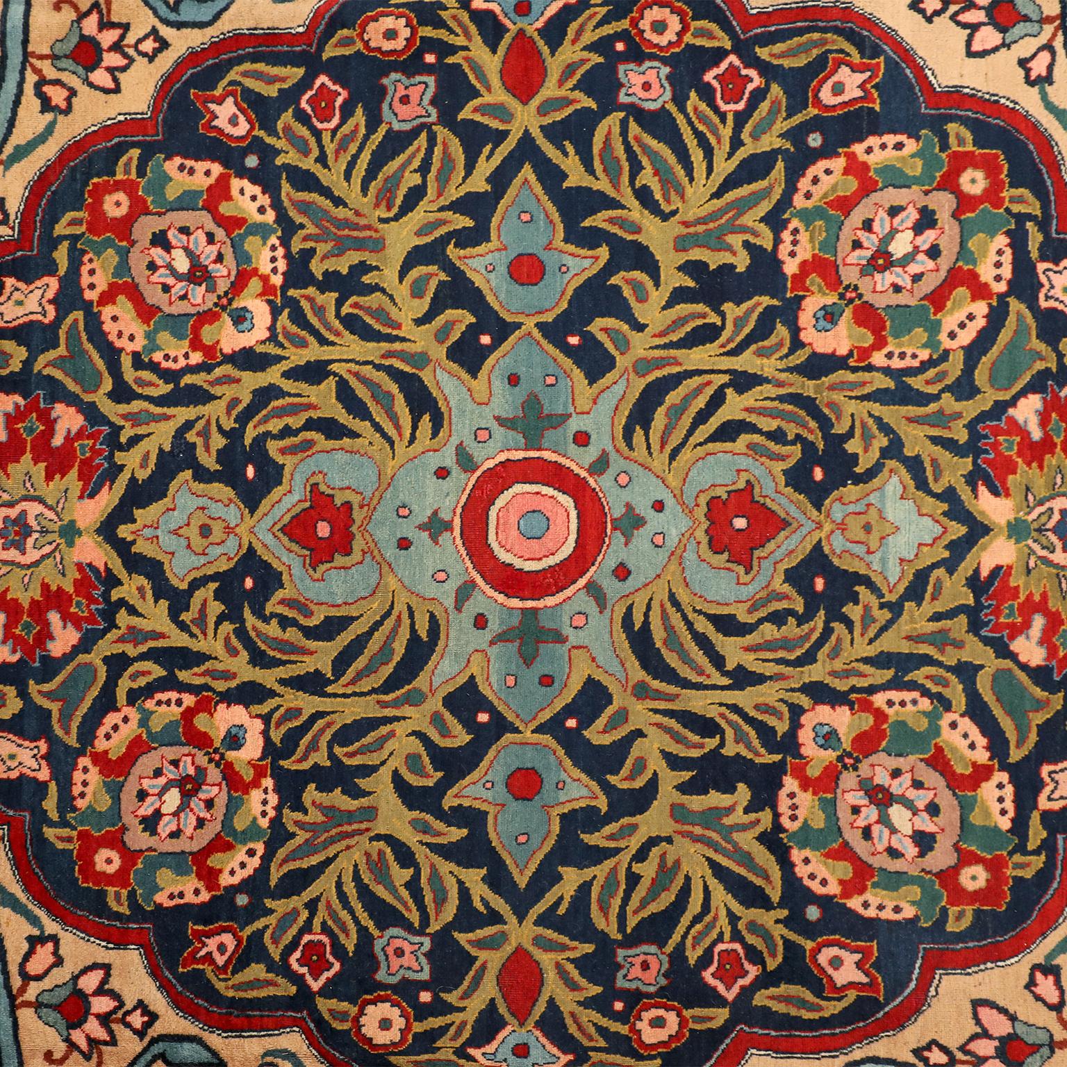 Antiker persischer Khoy-Teppich aus den 1920er Jahren, großes Medaillon, 13' x 20' (Pflanzlich gefärbt) im Angebot