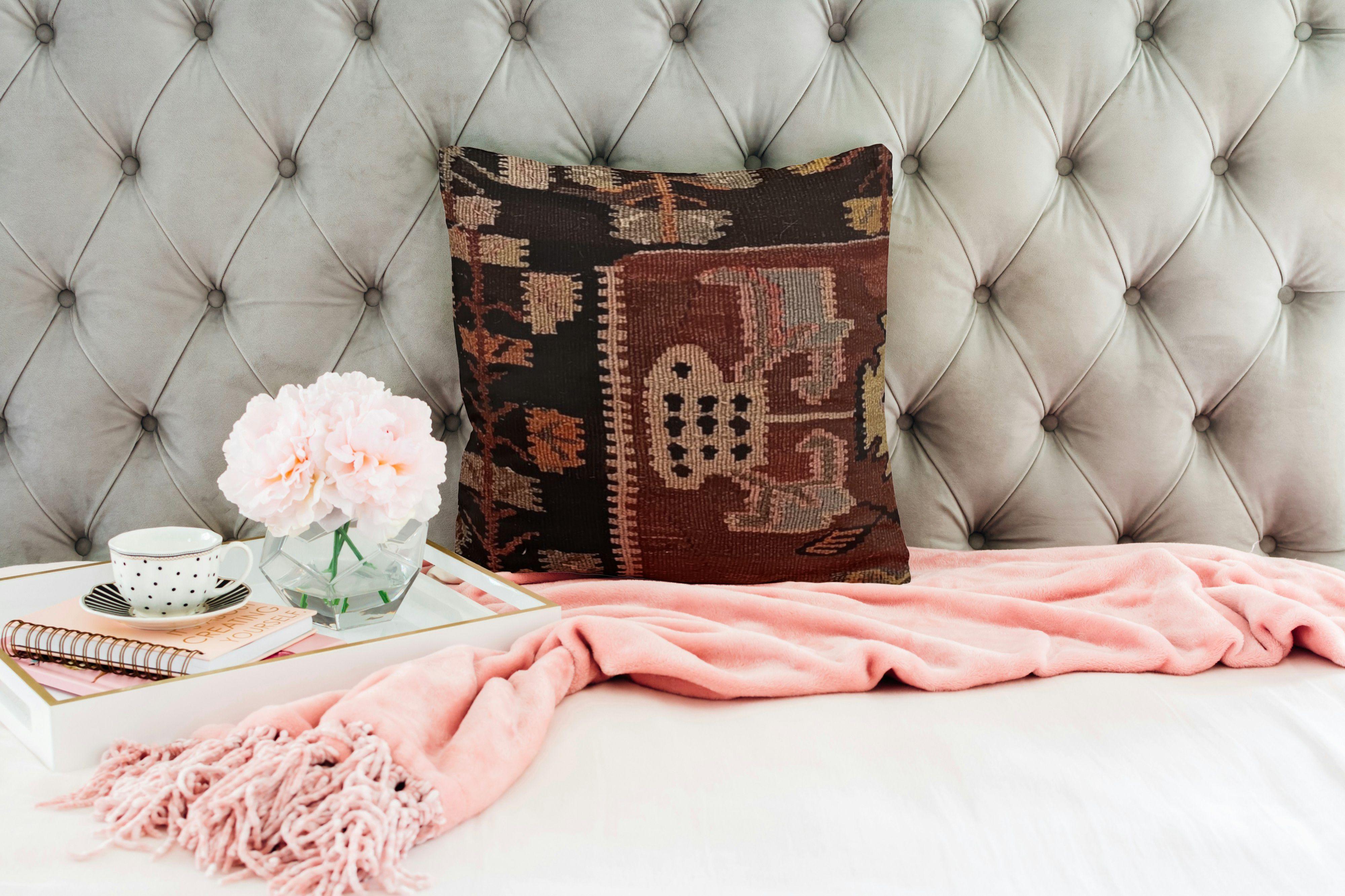 Housse de coussin Kilim antique dans les tons de terre, 45x45 cm Coussin tissé à la main
Cette magnifique housse de coussin kilim de style ancien, tissée à la main dans des tons terreux de brun, de terre cuite et de noir, apporte la chaleur et