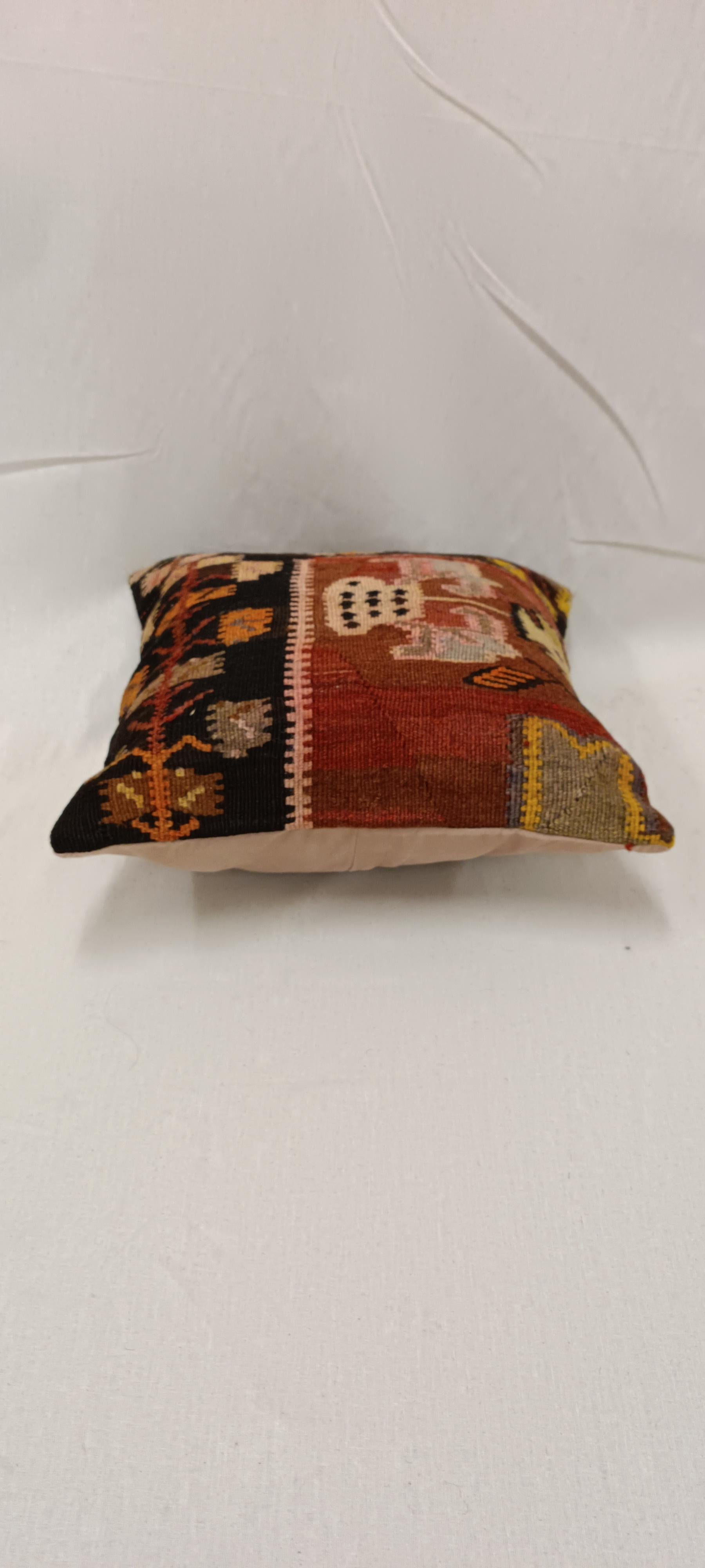 Teinture végétale Housse de coussin Kilim antique dans les tons de terre, 45x45 cm Coussin tissé à la main en vente