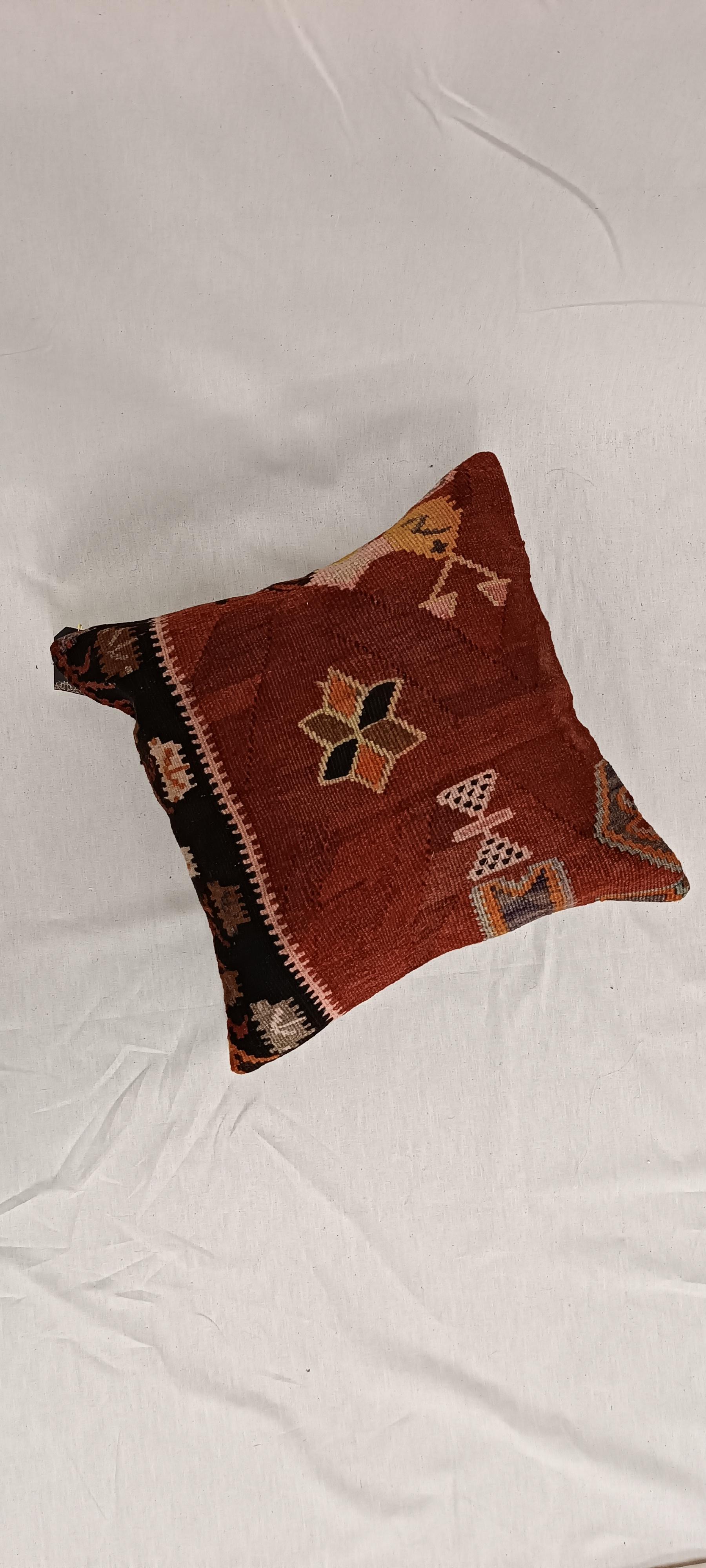 Tintura vegetale Copricuscino Kilim antico in terracotta e nero, 45x45 cm, fodera per cuscino tribale in vendita