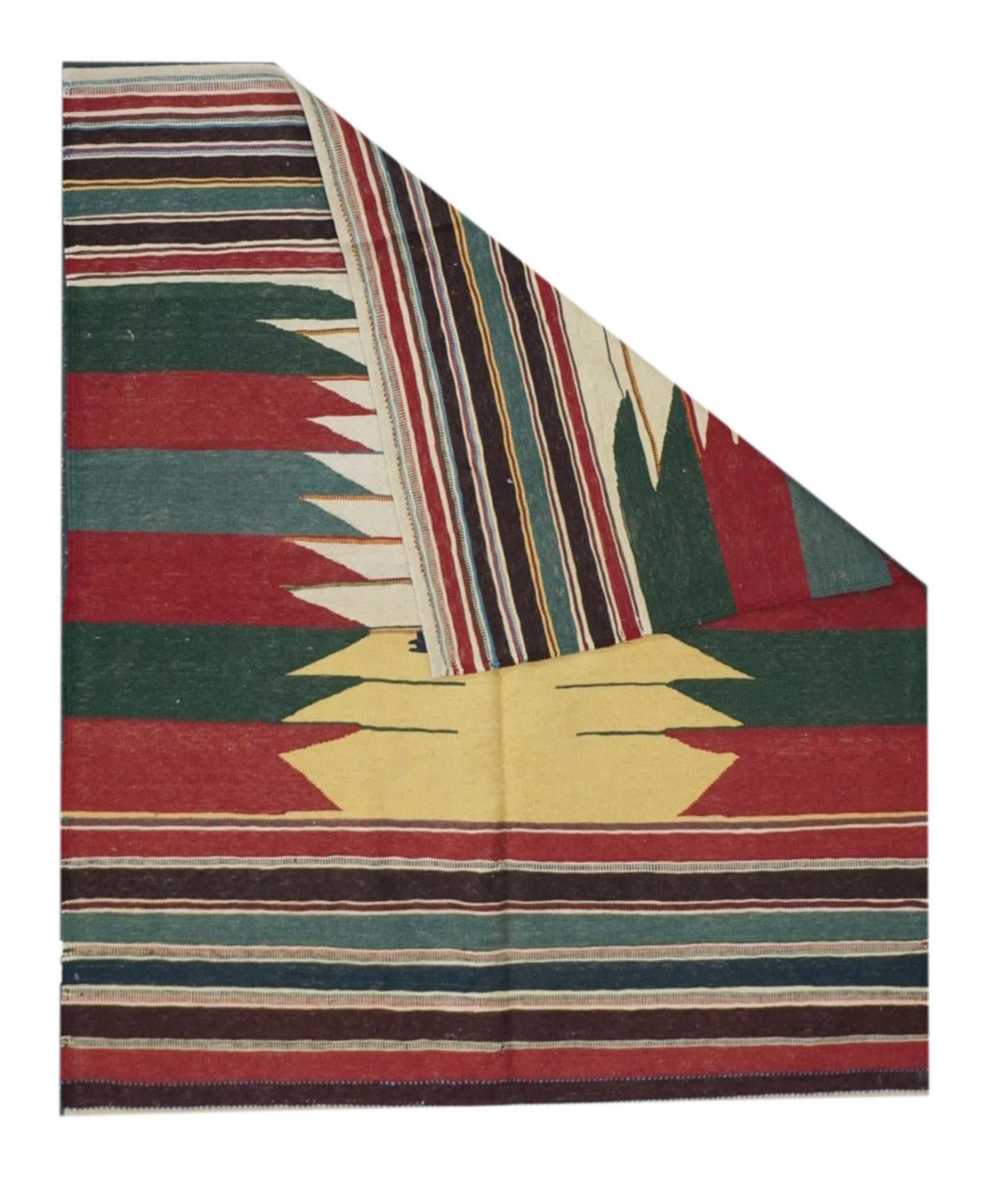Antiker Kilim-Teppich 3'10'' x 4'7''. Eher eine Technik als eine Art von Teppichen. Die Technik ist: Schlitztapisserie, geteilte Kett- und Schussfäden, einfache oder doppelte Schussfäden ineinandergreifend. Bezieht sich auch auf Bänder in