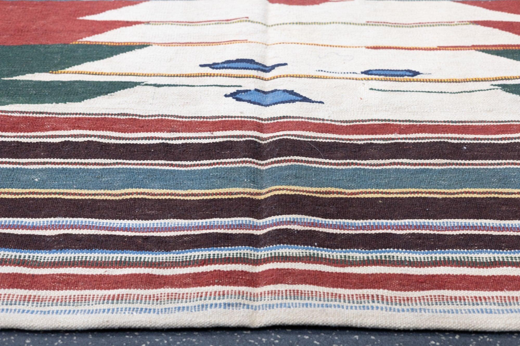 Antiker Kelim-Teppich 3'10'' x 4'7'' (Kaukasisch) im Angebot