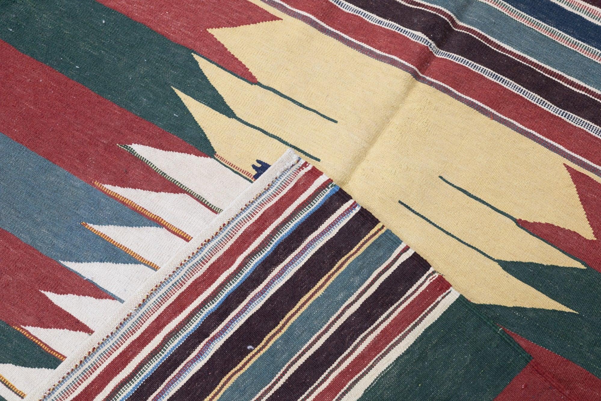 Antiker Kelim-Teppich 3'10'' x 4'7'' (20. Jahrhundert) im Angebot