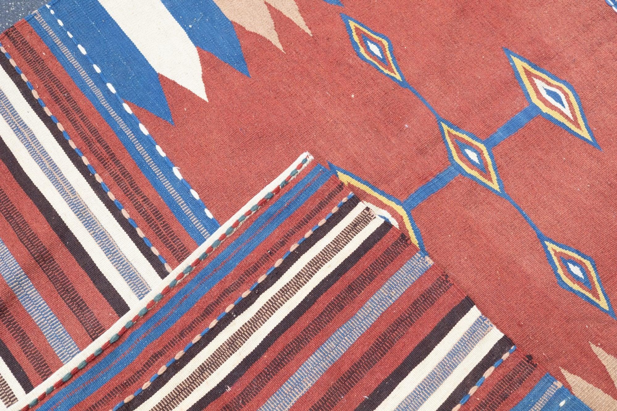 Antiker Kelim-Teppich 3'8'' x 4'8'' im Zustand „Gut“ im Angebot in New York, NY