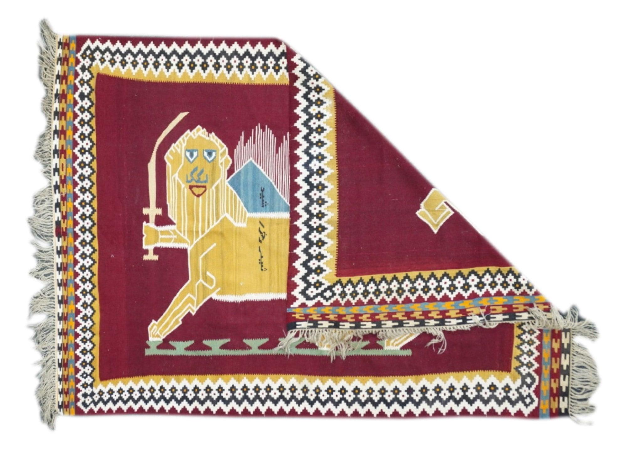 Alfombra Kilim Antigua 5'8'' x 7'11''. Una técnica más que un tipo de alfombra. La técnica es: tapiz de hendidura, trama compartida por urdimbre, entrelazado de trama simple o doble. También se refiere a las bandas de tejido liso en los acabados