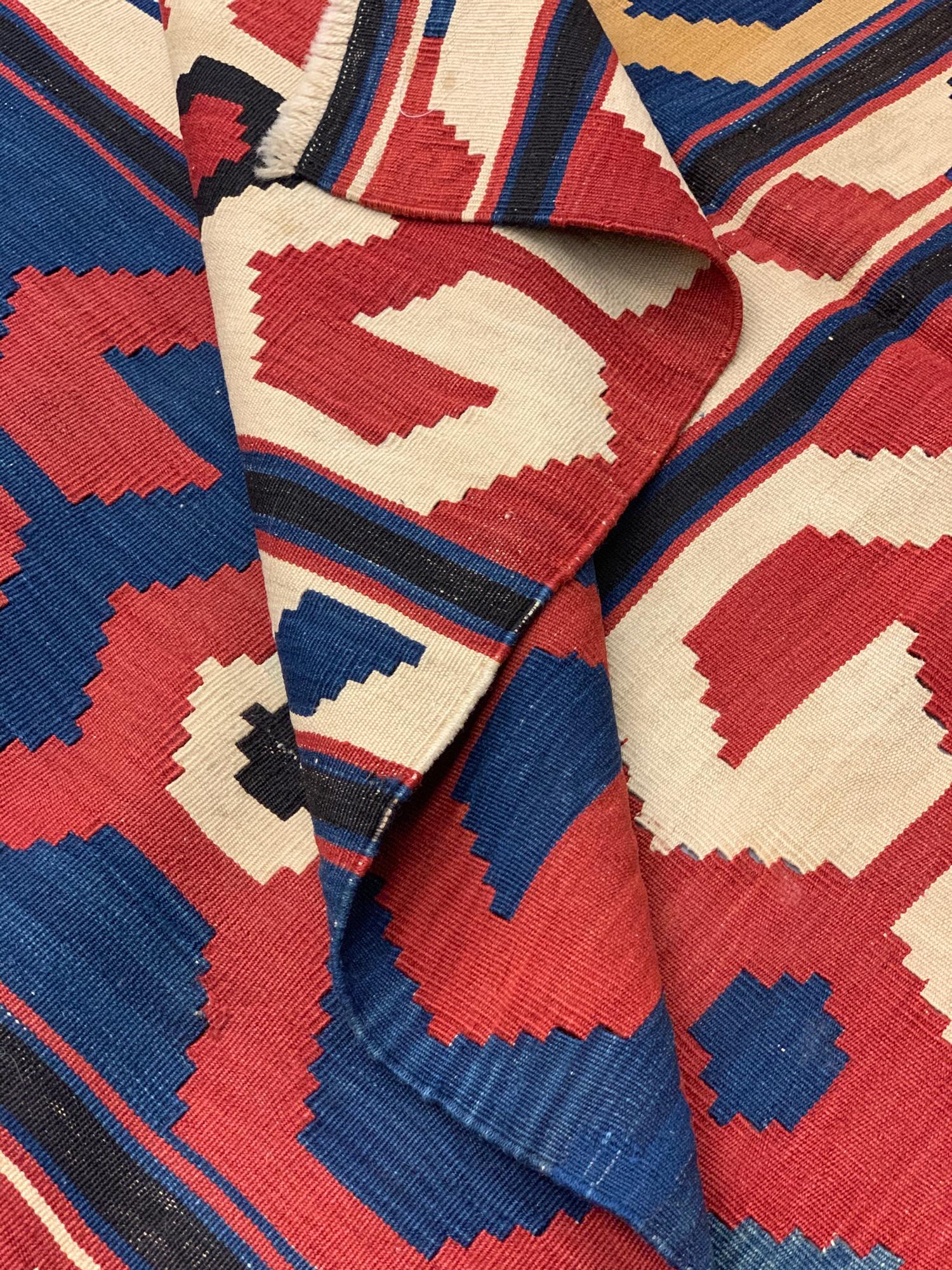 Antique Kilim Rug, All Over Traditional Geometric Kelim, Hand Woven Carpet In Excellent Condition For Sale In Wembley, GB