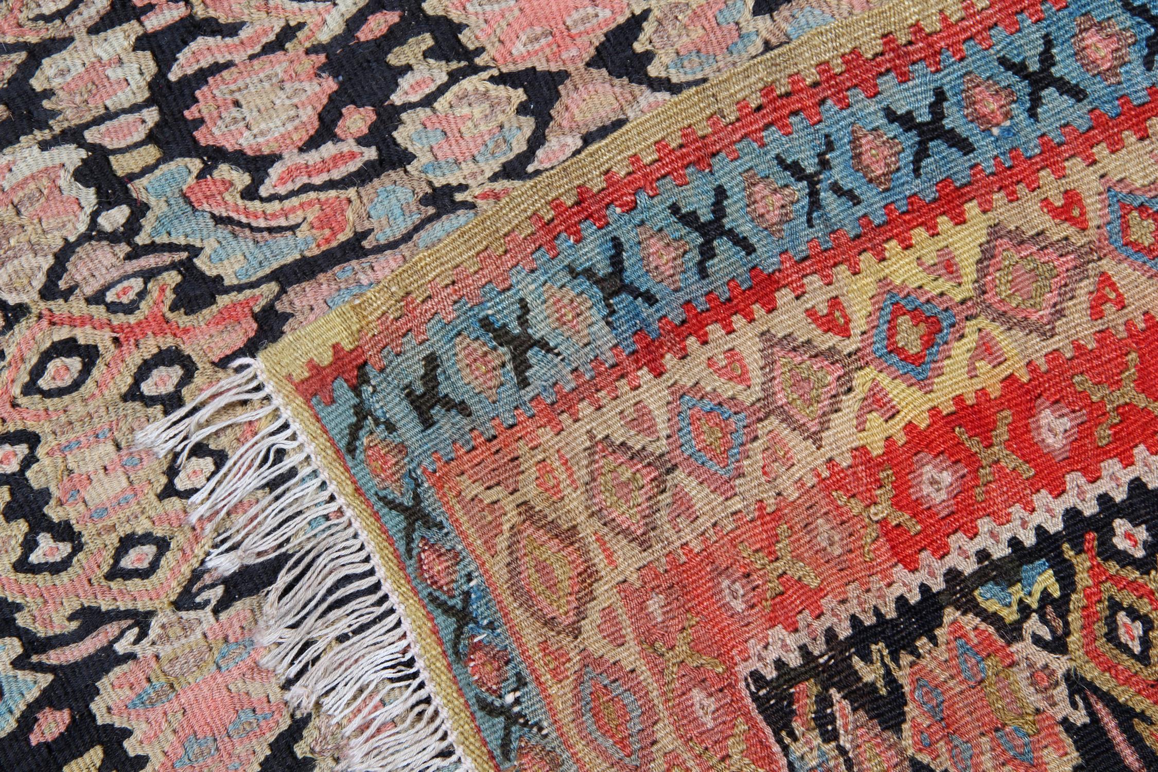 Fin du XIXe siècle Tapis Kilim ancien traditionnel en laine rouille Tapis à motifs floraux en vente