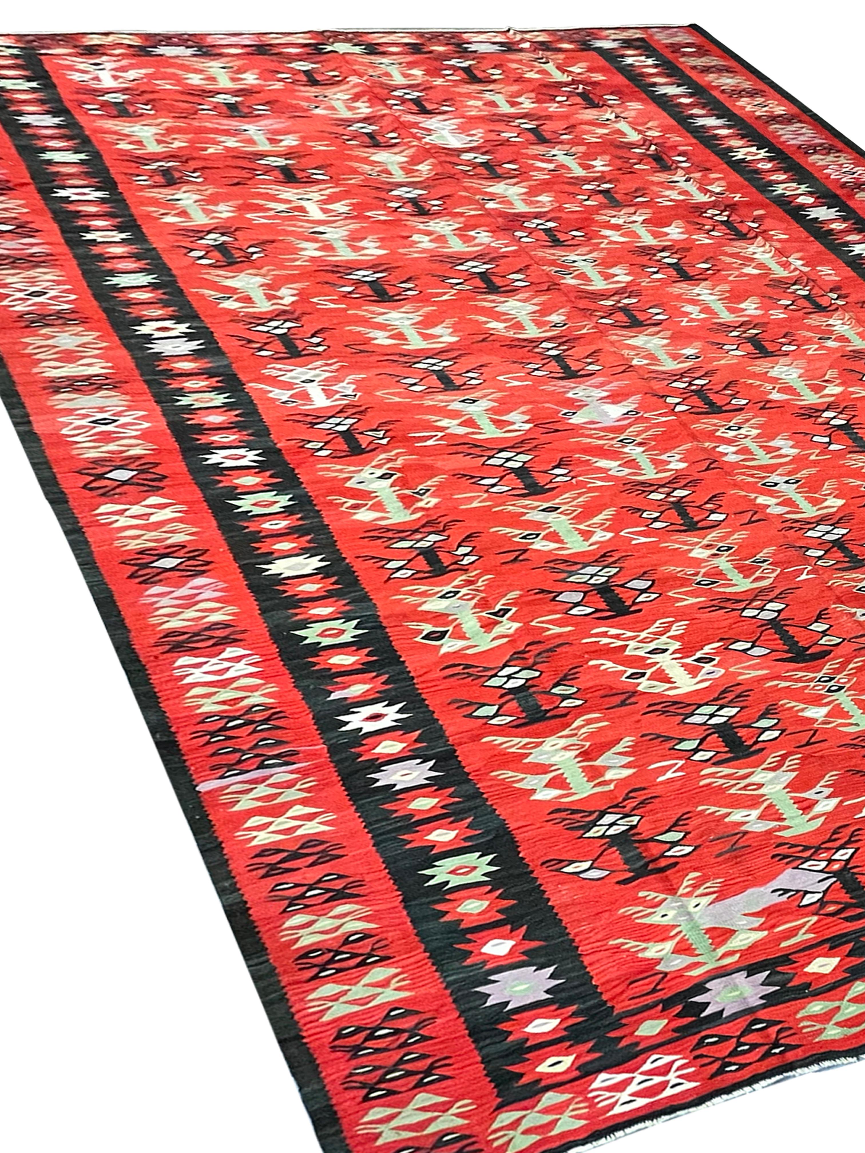 Antiker türkischer handgewebter antiker Flachgewebter roter geometrischer Kelim-Teppich (Türkisch) im Angebot