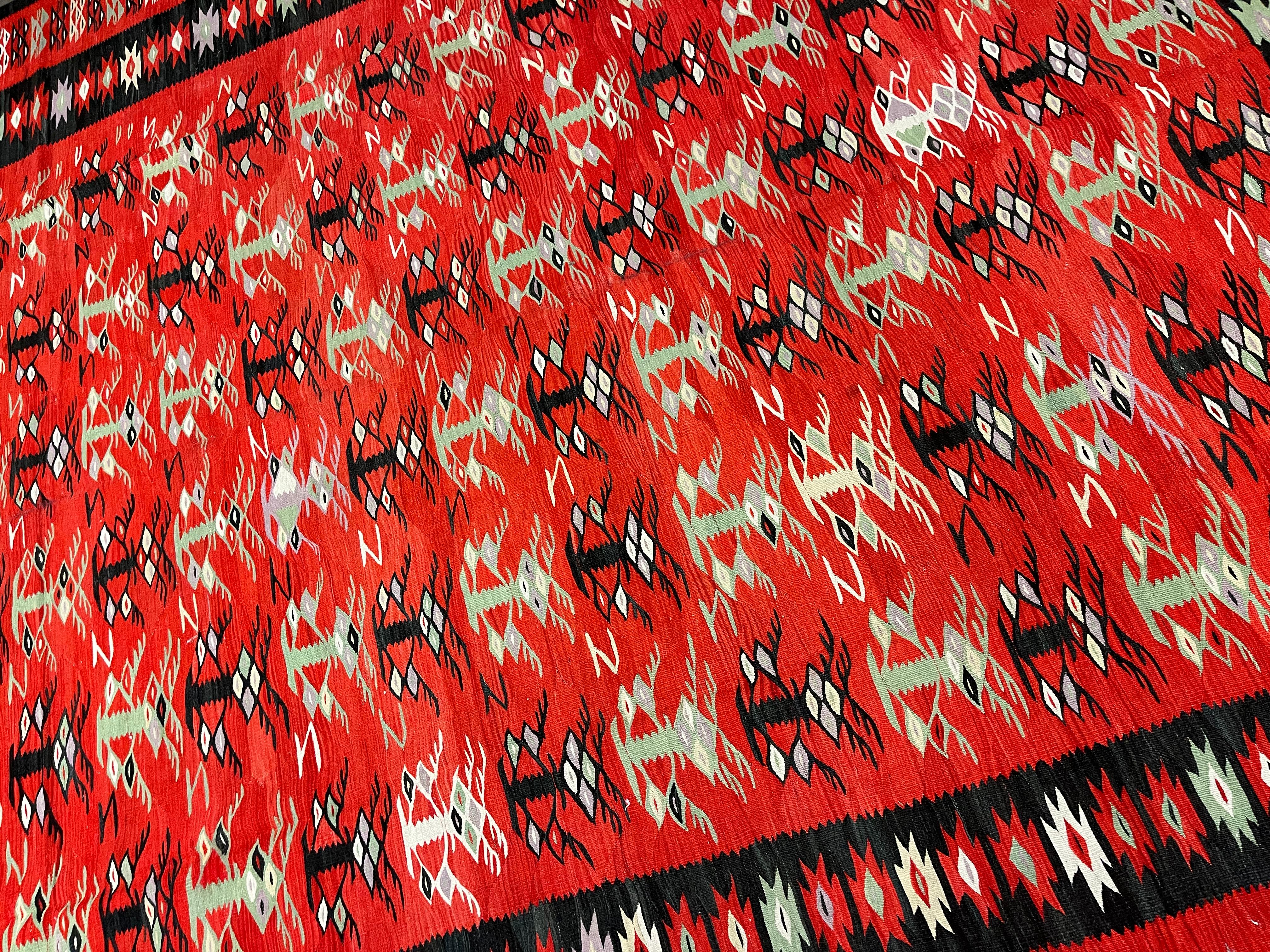 Antiker türkischer handgewebter antiker Flachgewebter roter geometrischer Kelim-Teppich (Pflanzlich gefärbt) im Angebot