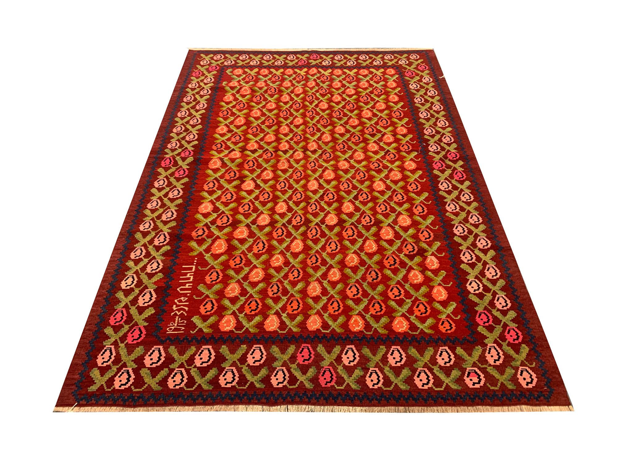 Questo pregiato tappeto in lana color crema è un capolavoro tessuto a mano. Tessuto con materiali organici pregiati, il disegno centrale presenta un audace disegno all-over con uno sfondo rosso e accenti di rosa, blu e verde che compongono il motivo