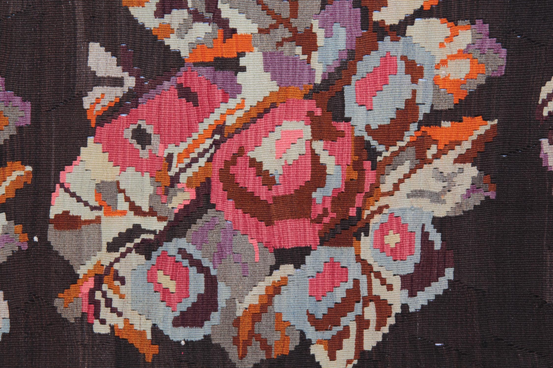 Ce tapis coloré a été tissé et teint à la main selon les techniques traditionnelles de teinture végétale au Karabagh. Utilisant uniquement de la laine et du coton de la plus haute qualité, ce tapis à tissage plat présente des couleurs bleu, orange,