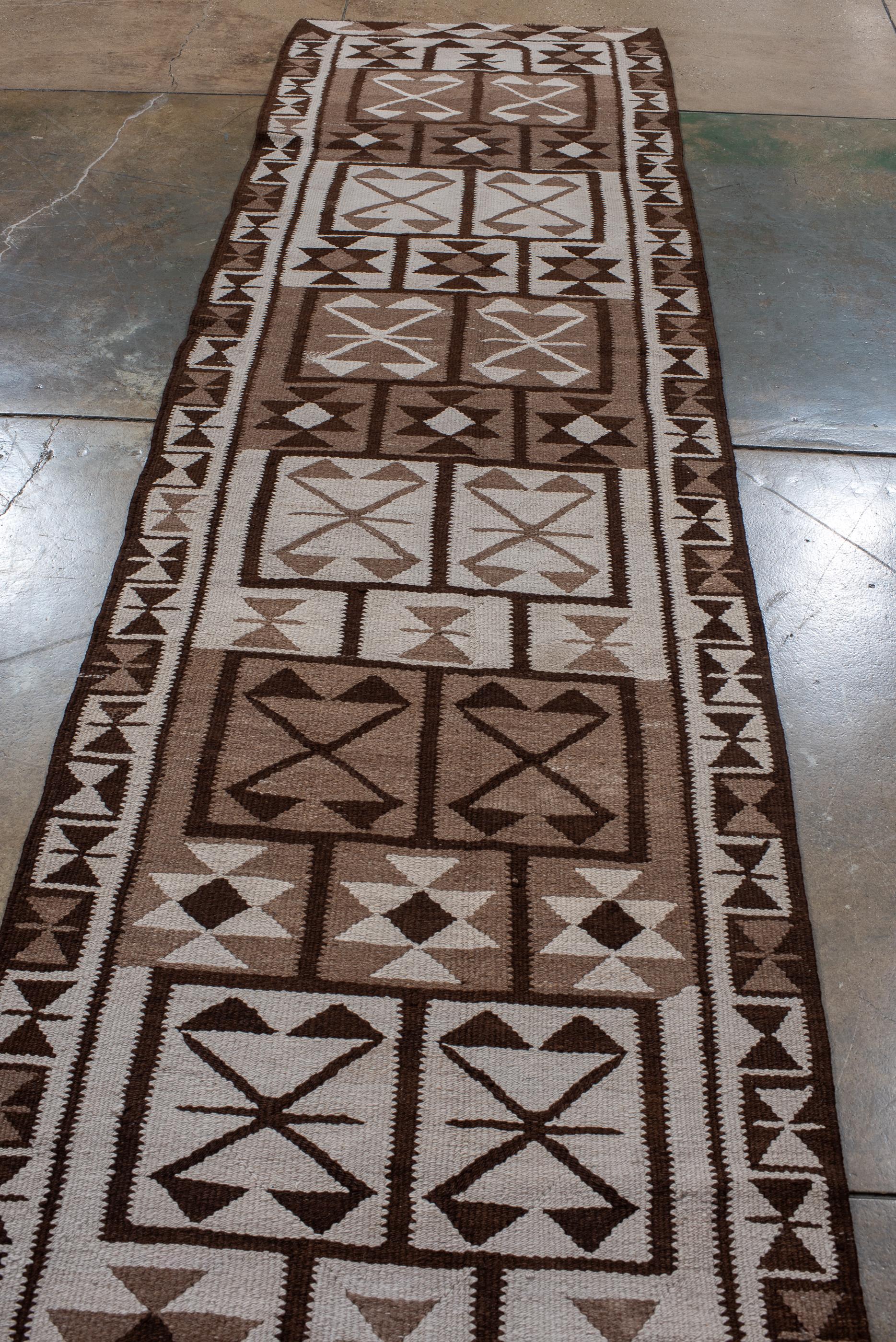 Turco Runner Kilim antico in diverse tonalità di marrone in vendita
