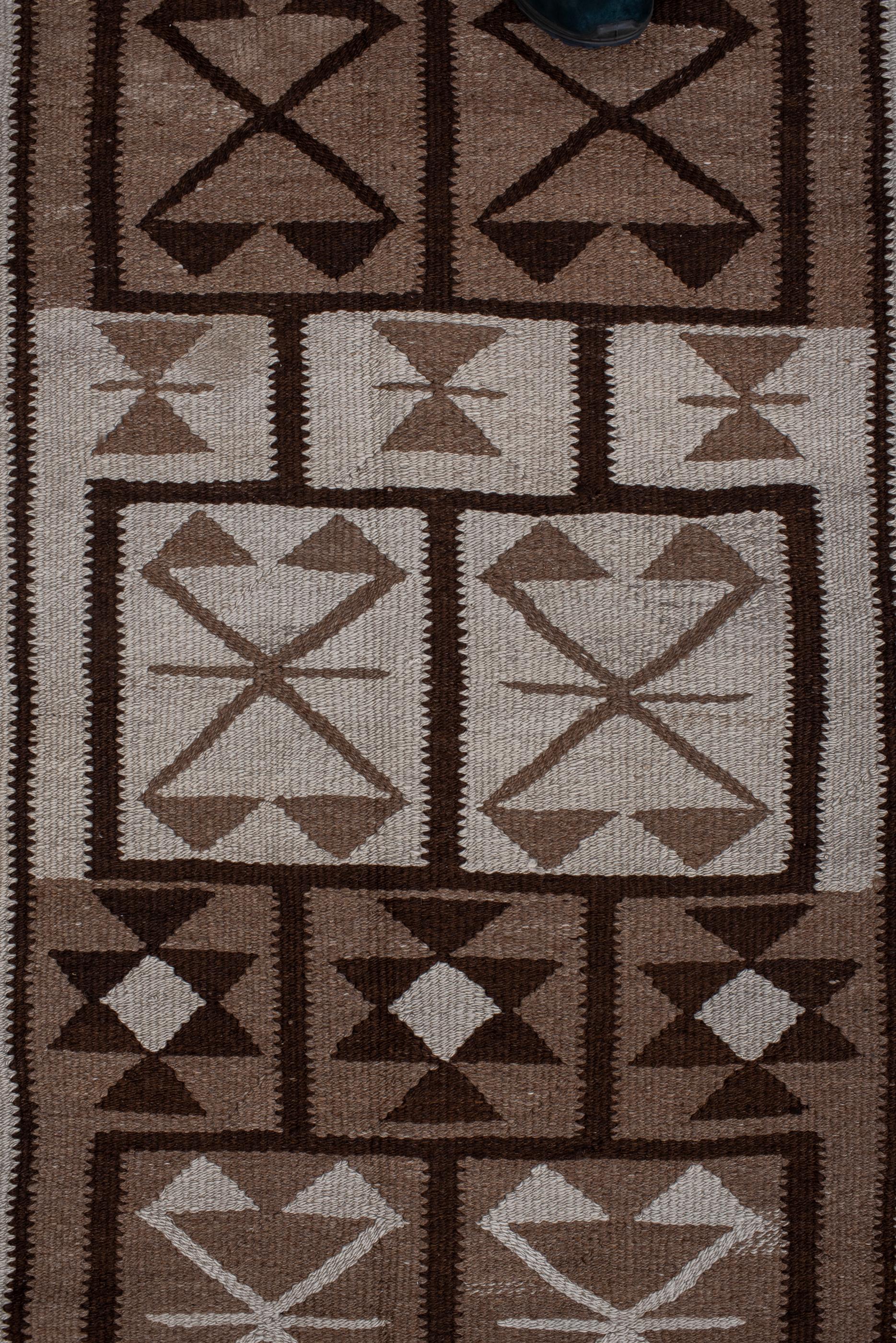 Annodato a mano Runner Kilim antico in diverse tonalità di marrone in vendita