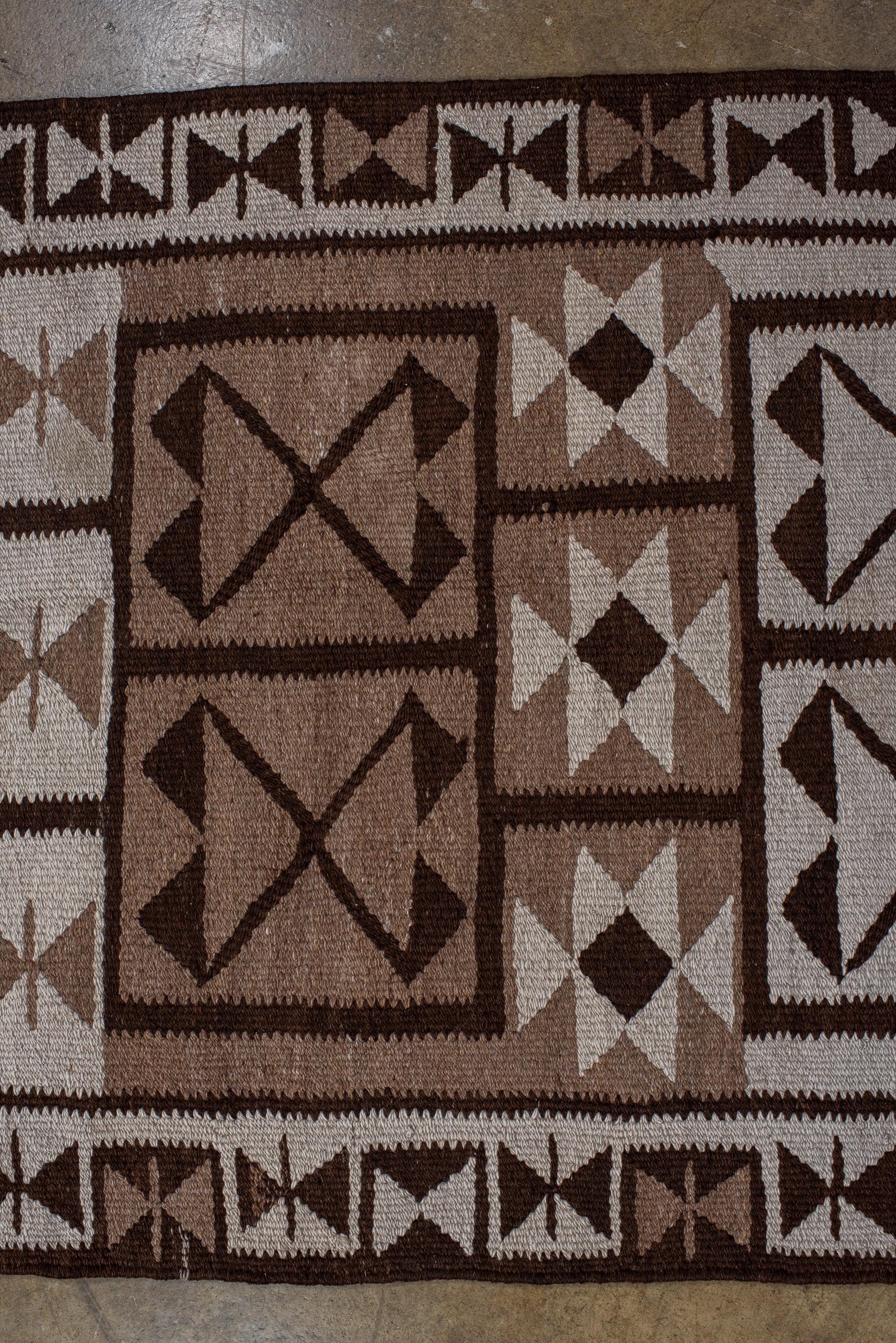 Runner Kilim antico in diverse tonalità di marrone In condizioni buone in vendita a New York, NY