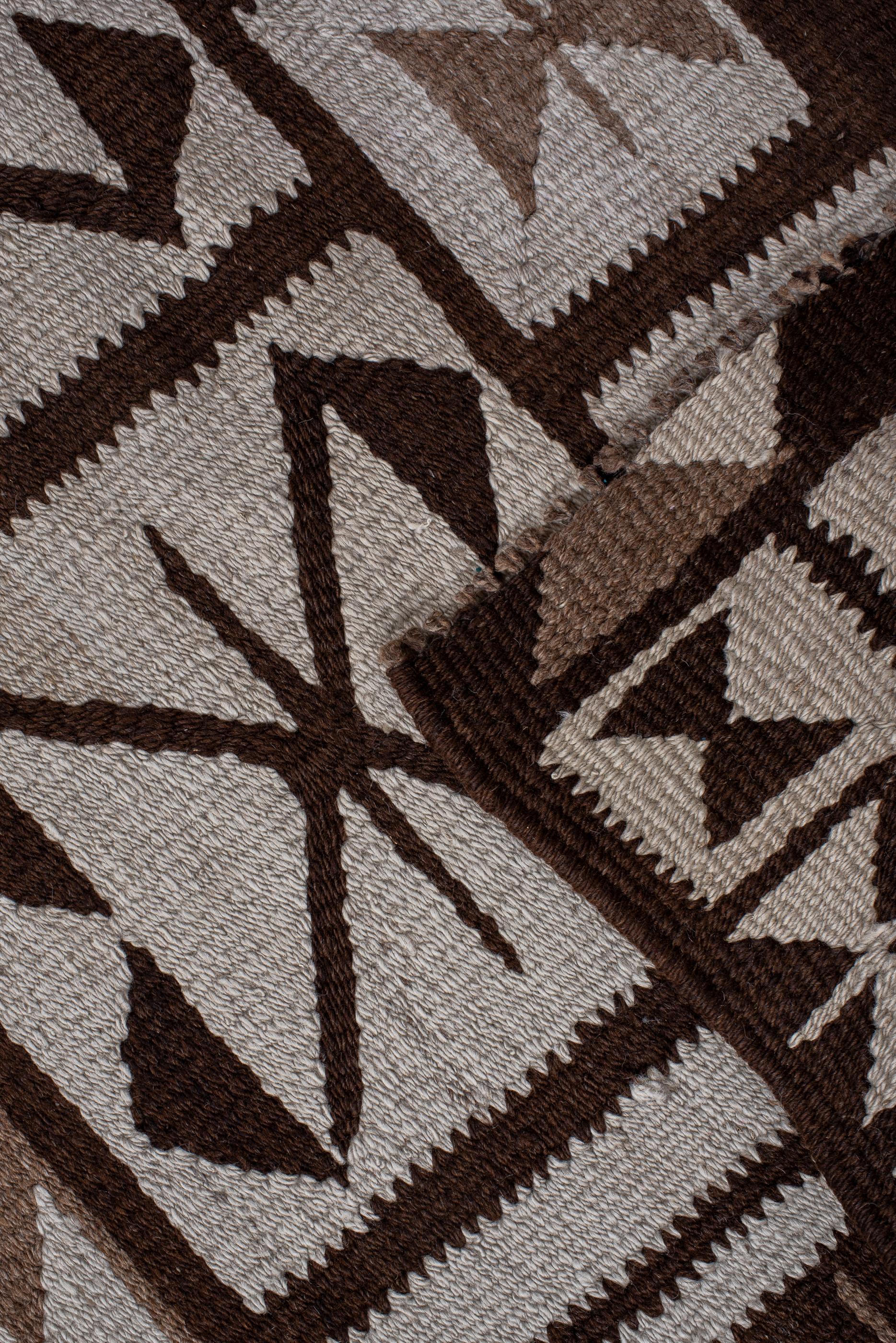 XX secolo Runner Kilim antico in diverse tonalità di marrone in vendita