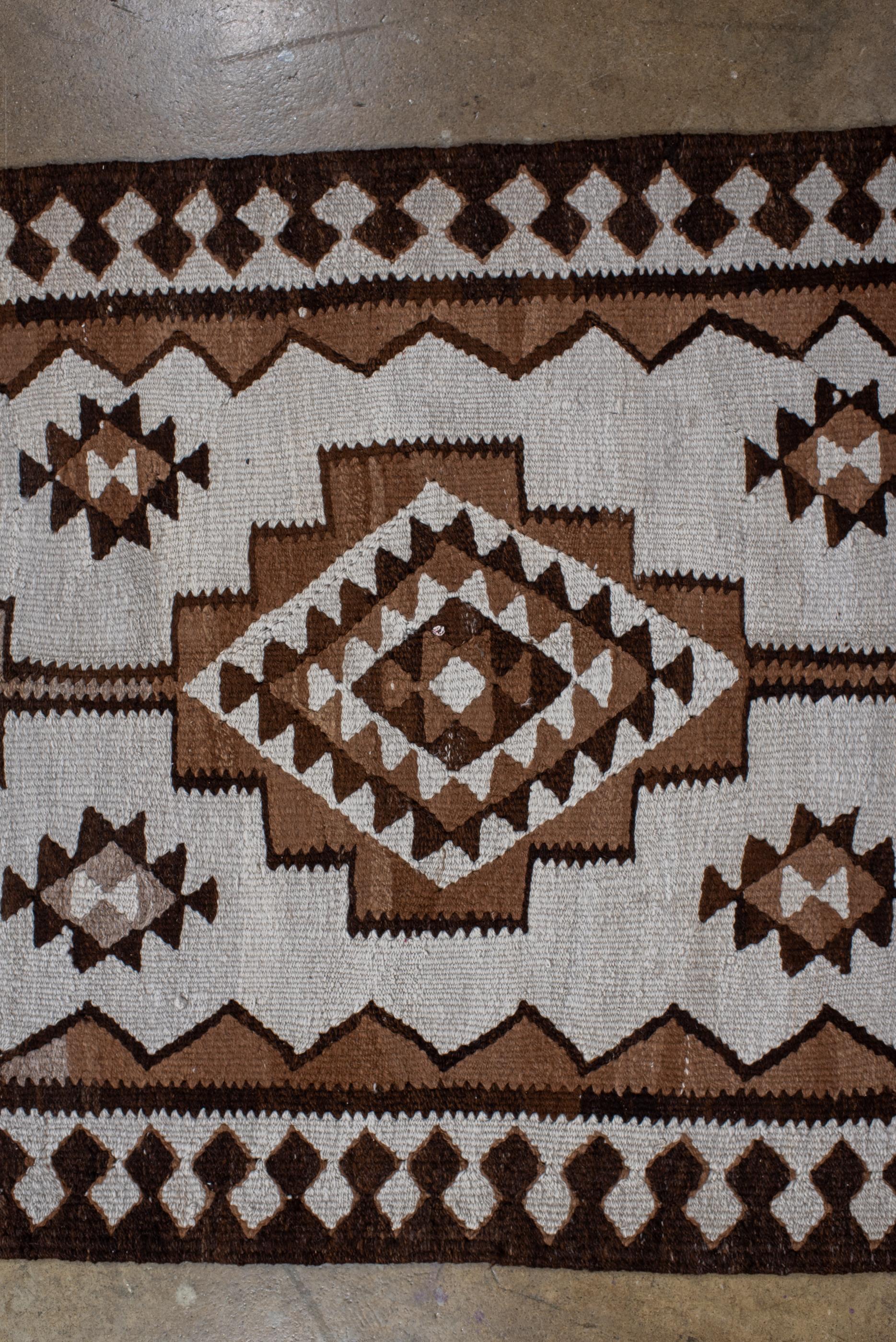 Antique Kilim Runner with Ecru Field and Coral Details In Good Condition For Sale In New York, NY