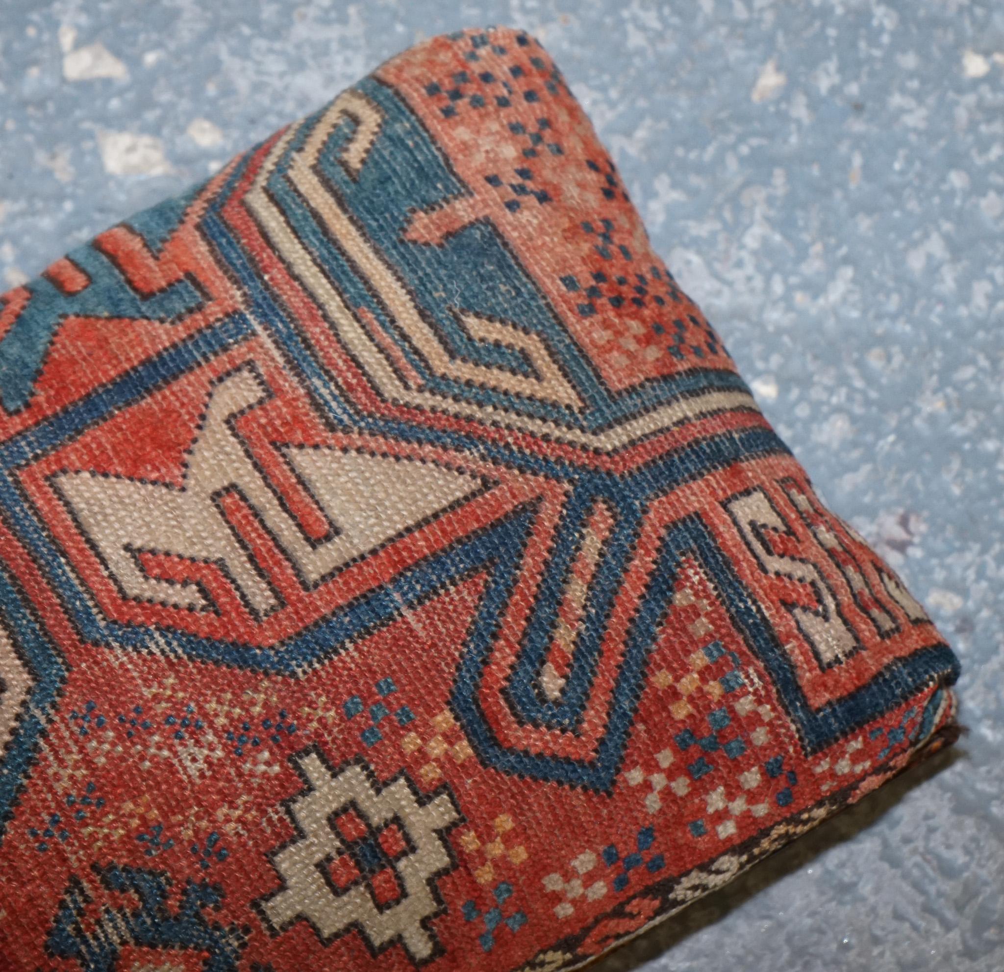 antigua alfombra tribal kilim taburete acolchado elevado sobre patas de moño con tacos en venta 3