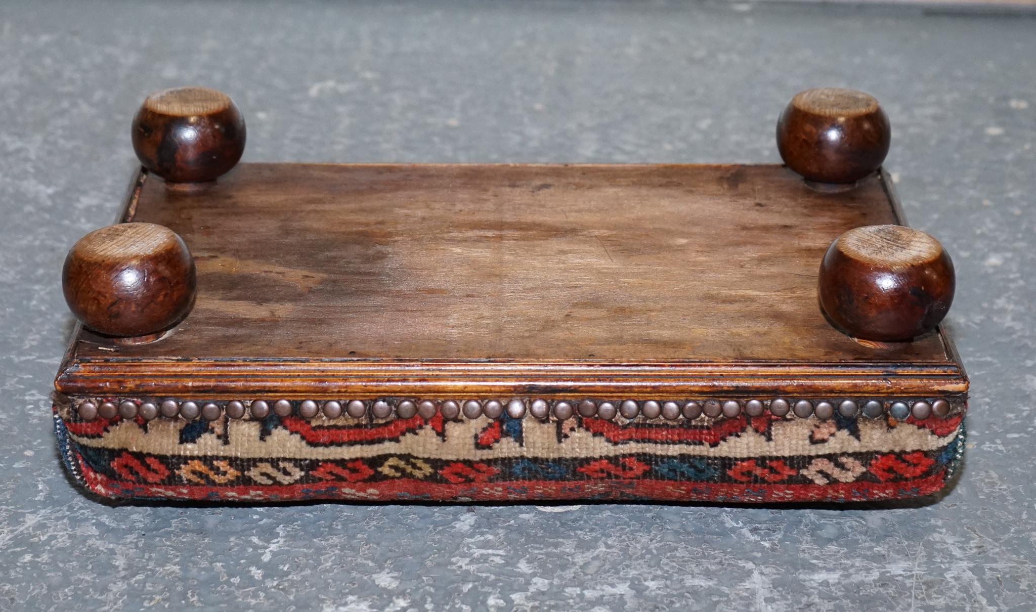 antigua alfombra tribal kilim taburete acolchado elevado sobre patas de moño con tacos en venta 4