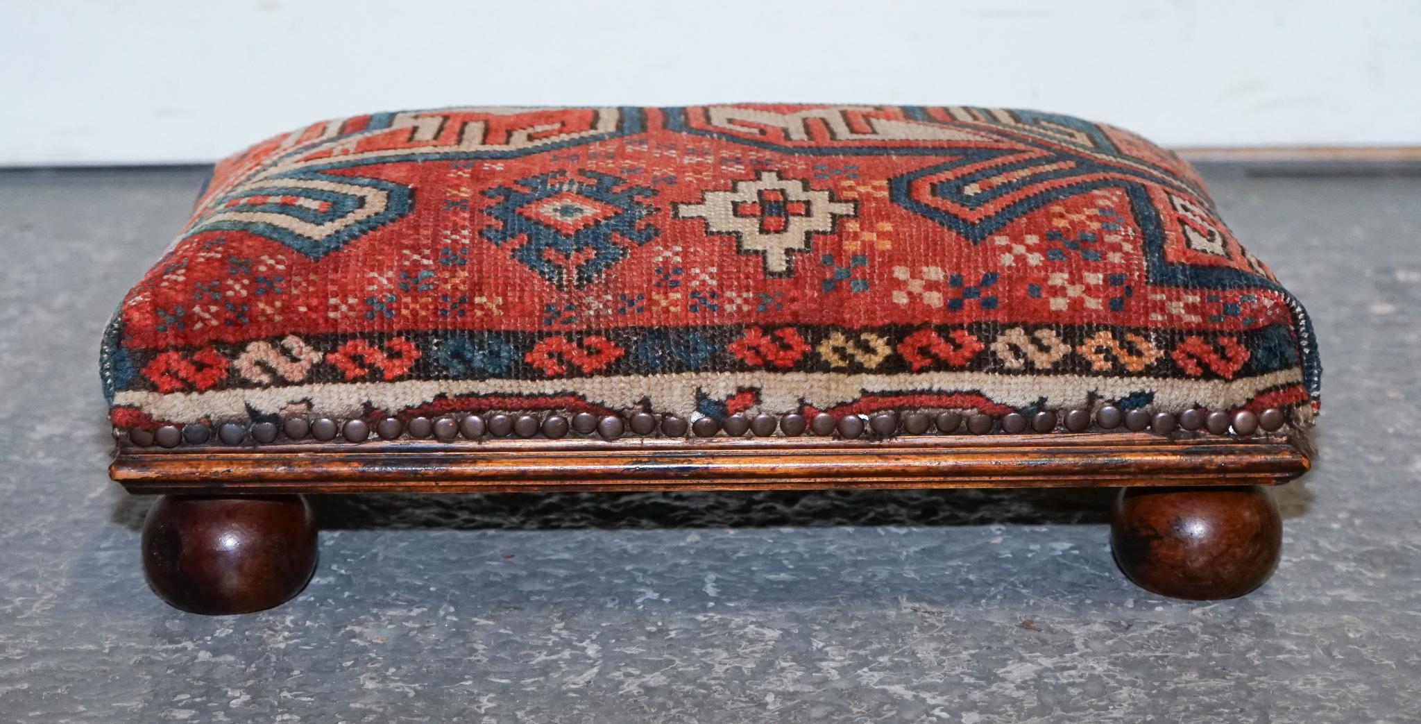
Antigüedades de Londres



Eleva tu espacio con este precioso escabel Kilim antiguo, de principios del siglo XX. Tapizada en lana tejida a mano de ricos colores con un motivo clásico de alfombra tribal, esta pieza captura la esencia de la artesanía