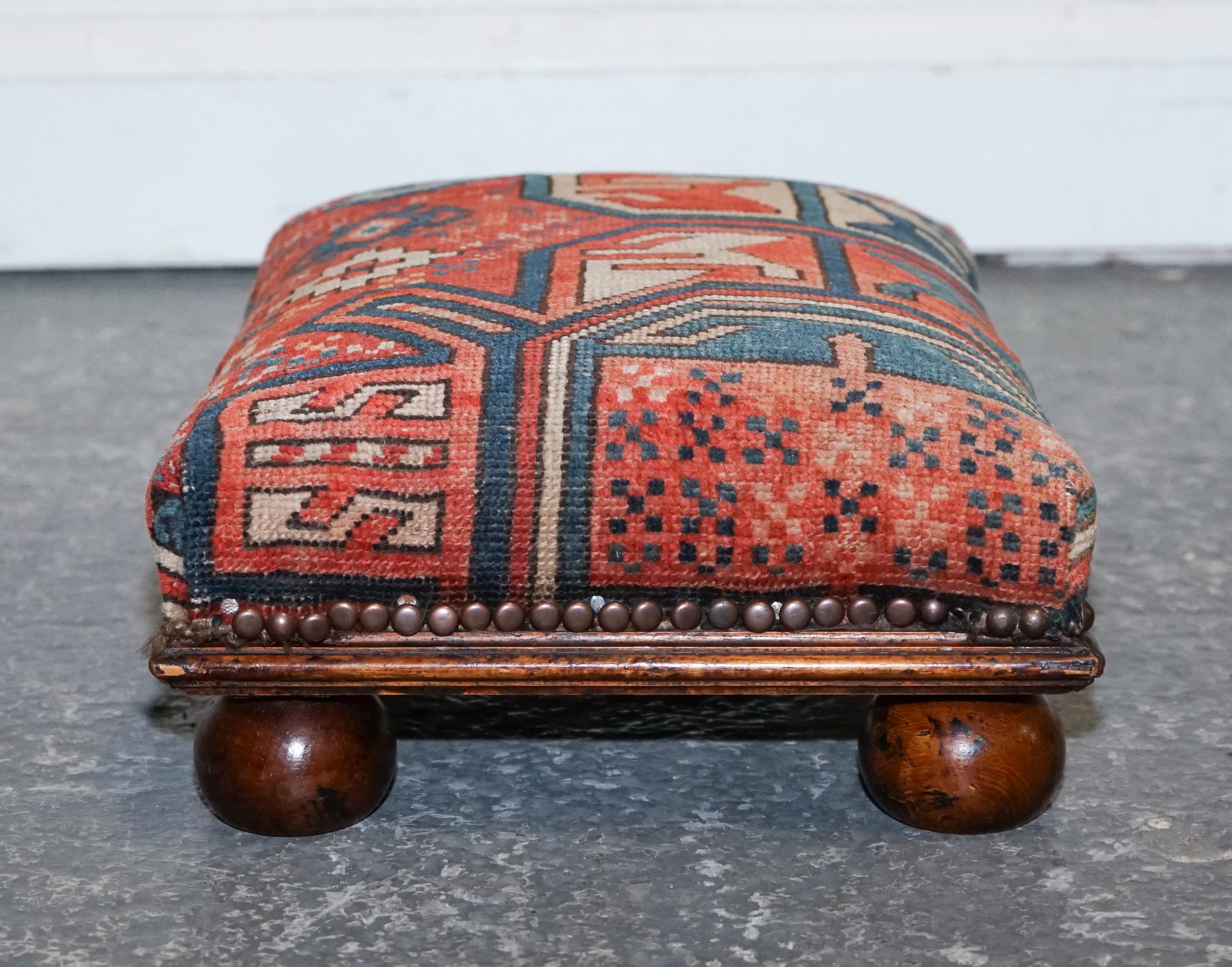antigua alfombra tribal kilim taburete acolchado elevado sobre patas de moño con tacos Británico en venta