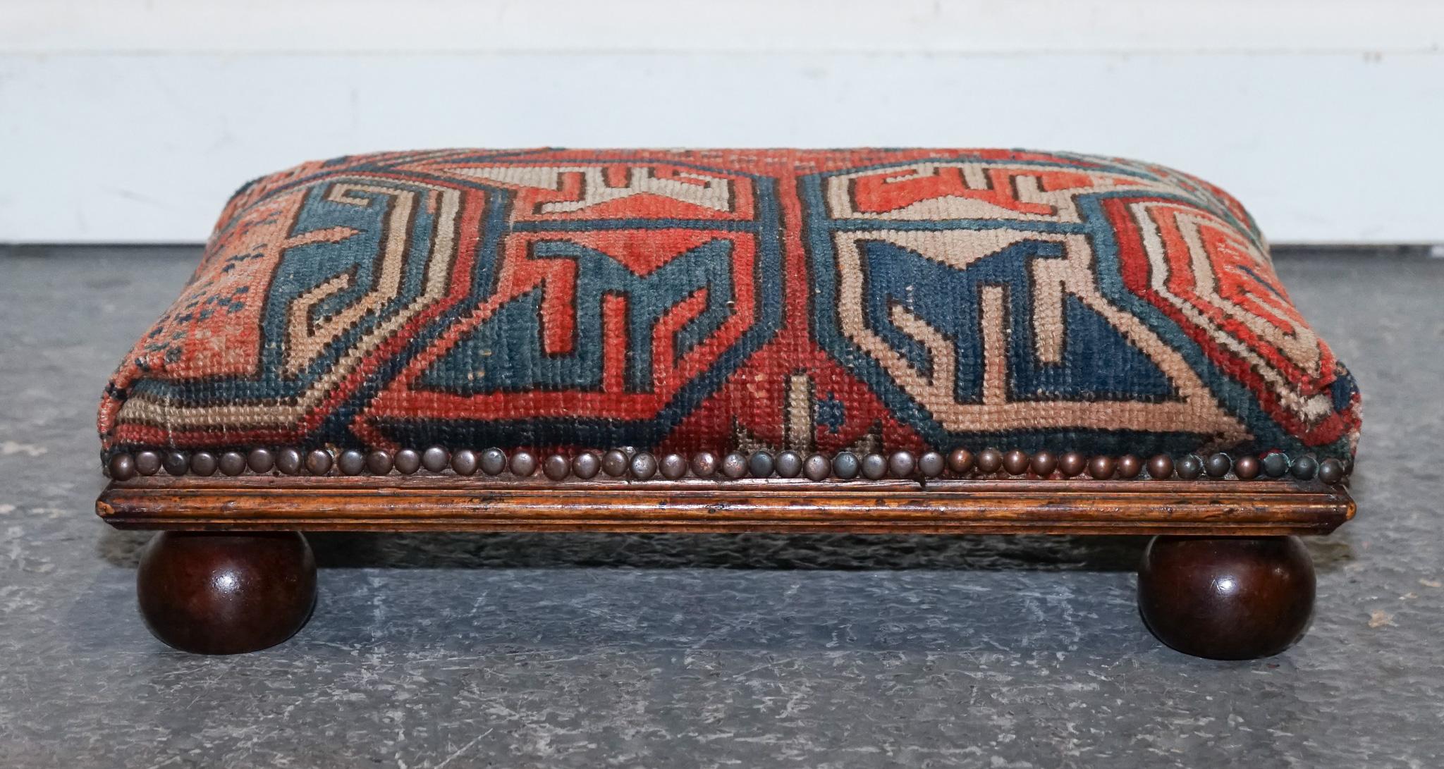 antigua alfombra tribal kilim taburete acolchado elevado sobre patas de moño con tacos Hecho a mano en venta