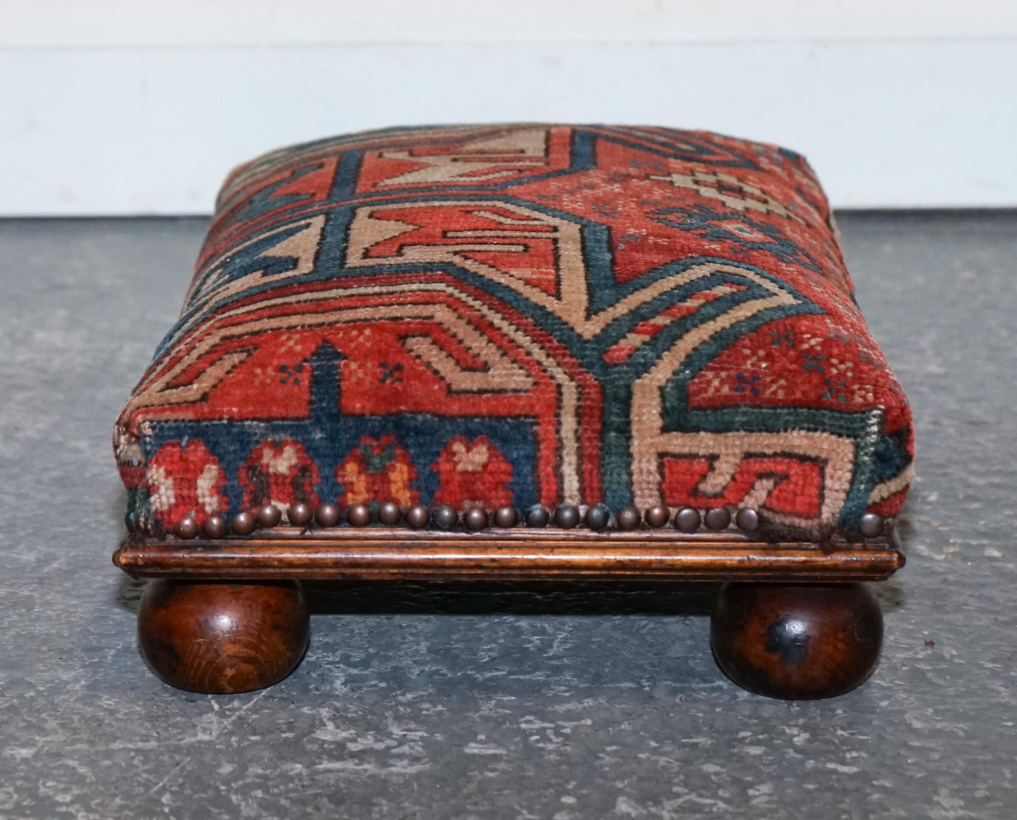 antigua alfombra tribal kilim taburete acolchado elevado sobre patas de moño con tacos en Bueno estado para la venta en Pulborough, GB