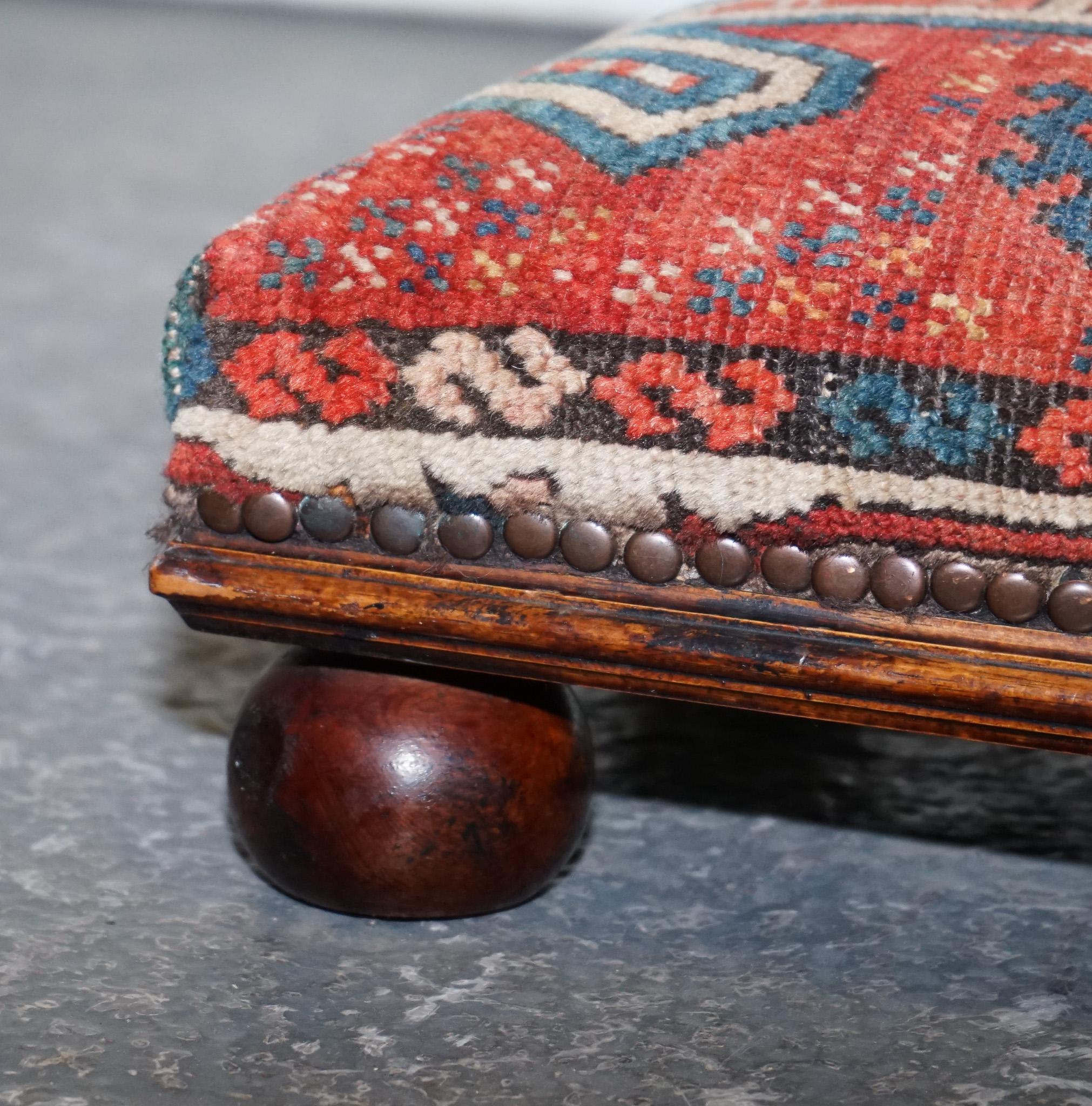 antigua alfombra tribal kilim taburete acolchado elevado sobre patas de moño con tacos siglo XX en venta