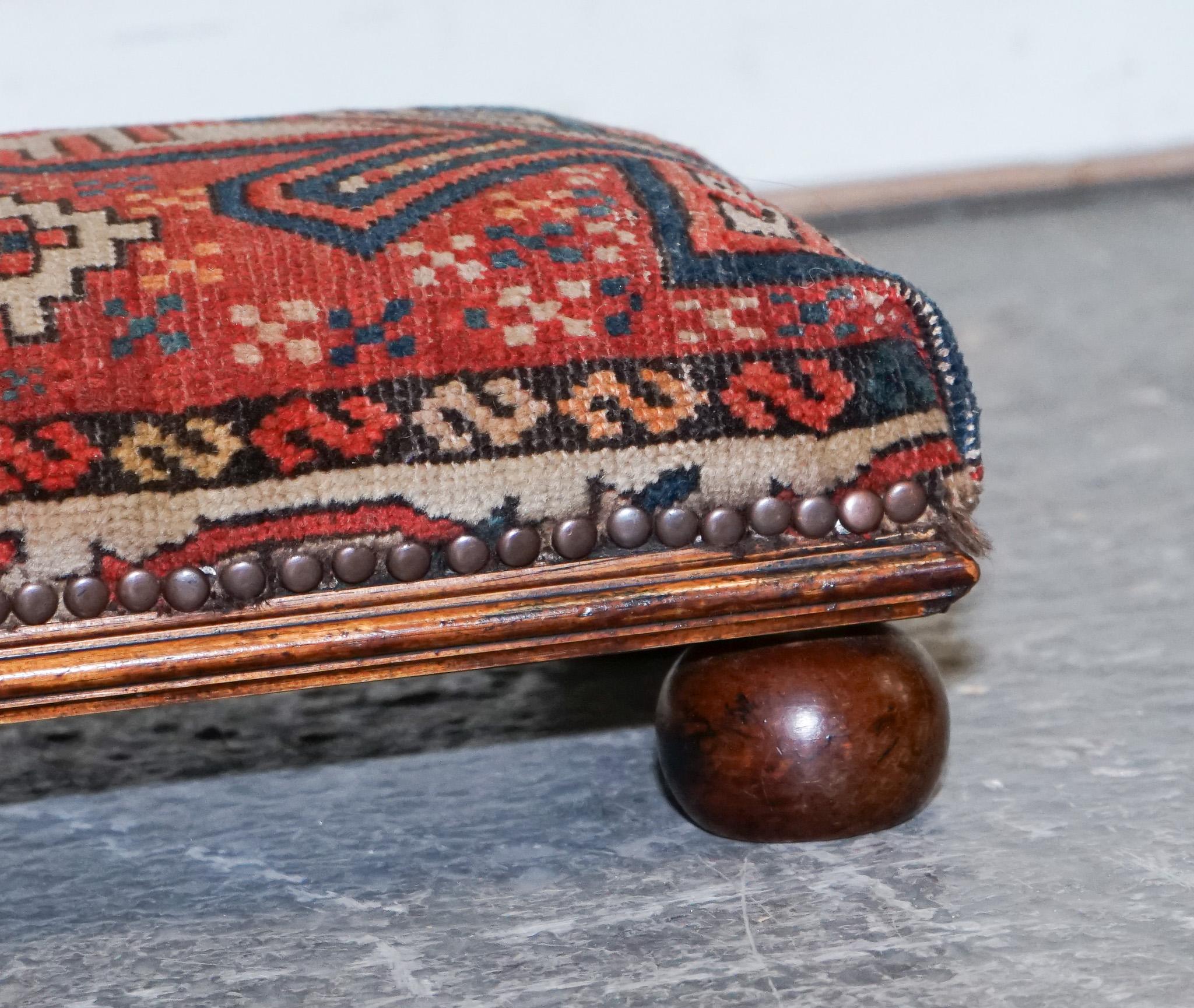 antigua alfombra tribal kilim taburete acolchado elevado sobre patas de moño con tacos Tela en venta
