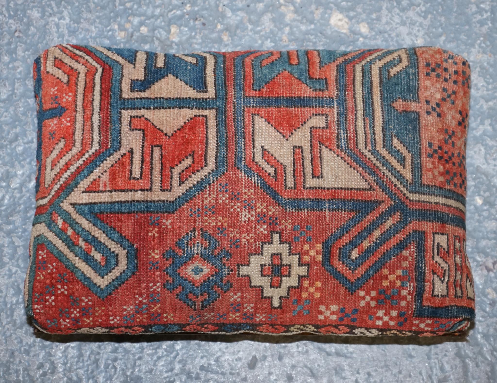 antigua alfombra tribal kilim taburete acolchado elevado sobre patas de moño con tacos en venta 1