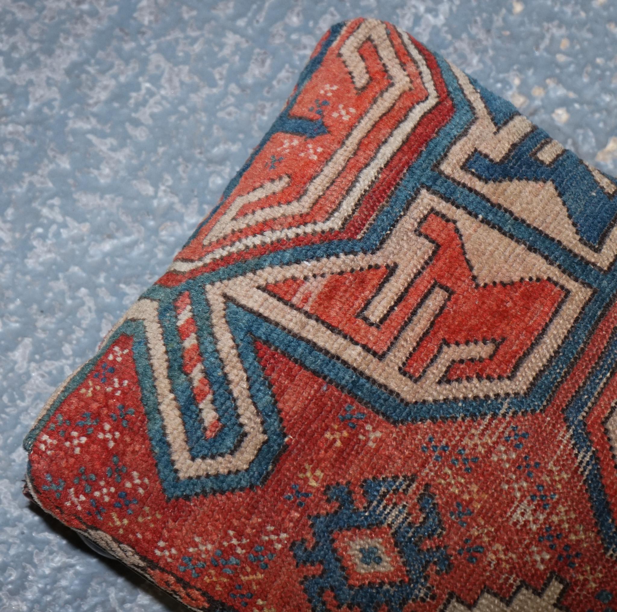 antigua alfombra tribal kilim taburete acolchado elevado sobre patas de moño con tacos en venta 2
