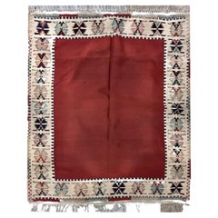 Antiker, handgewebter, orientalischer Teppich aus Kelim in Weinrot