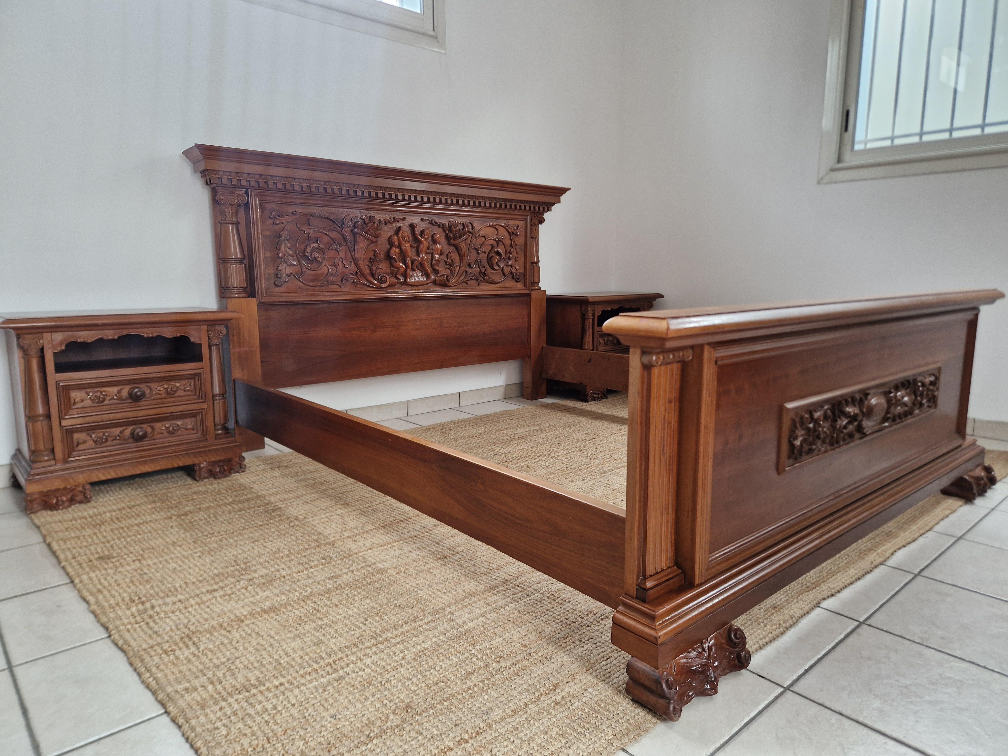 Antikes Kingsize-Bett und Schränke im Renaissance-Stil im Angebot 3