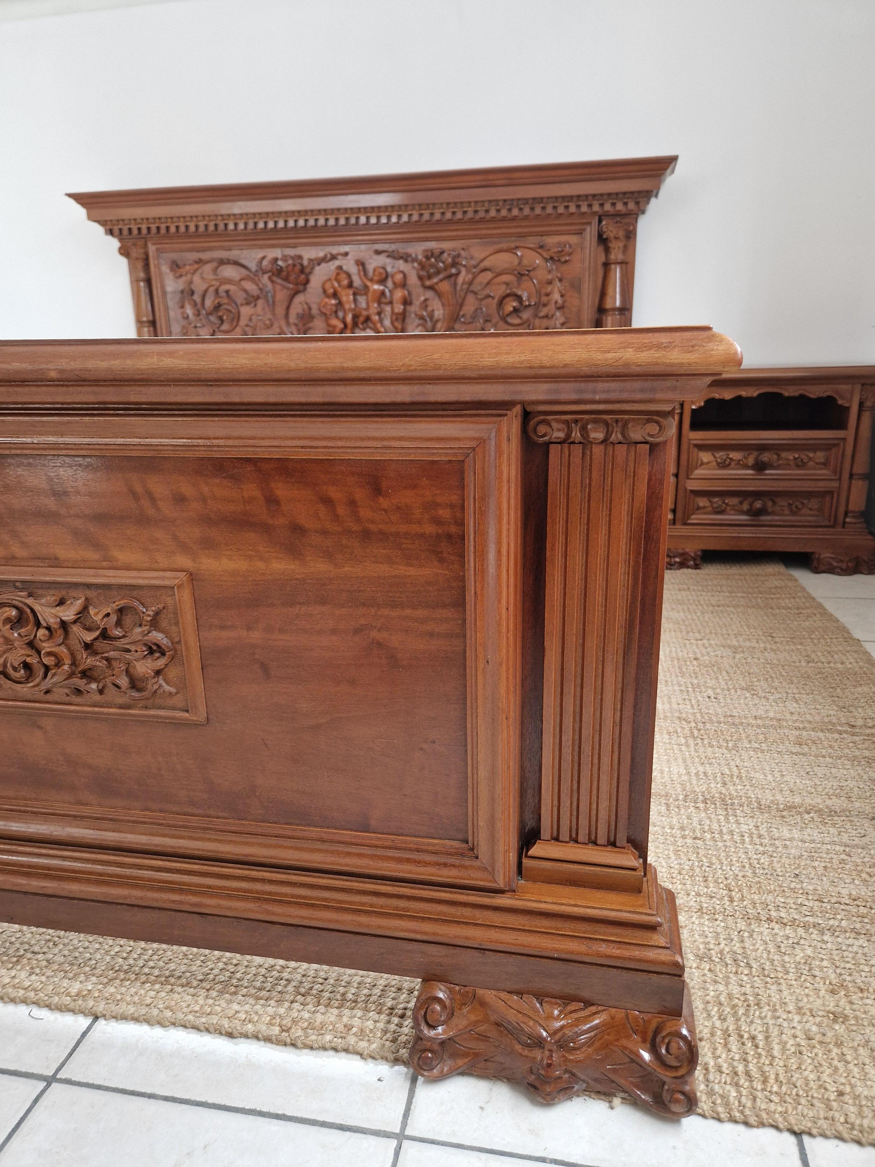 Antikes Kingsize-Bett und Schränke im Renaissance-Stil im Angebot 5