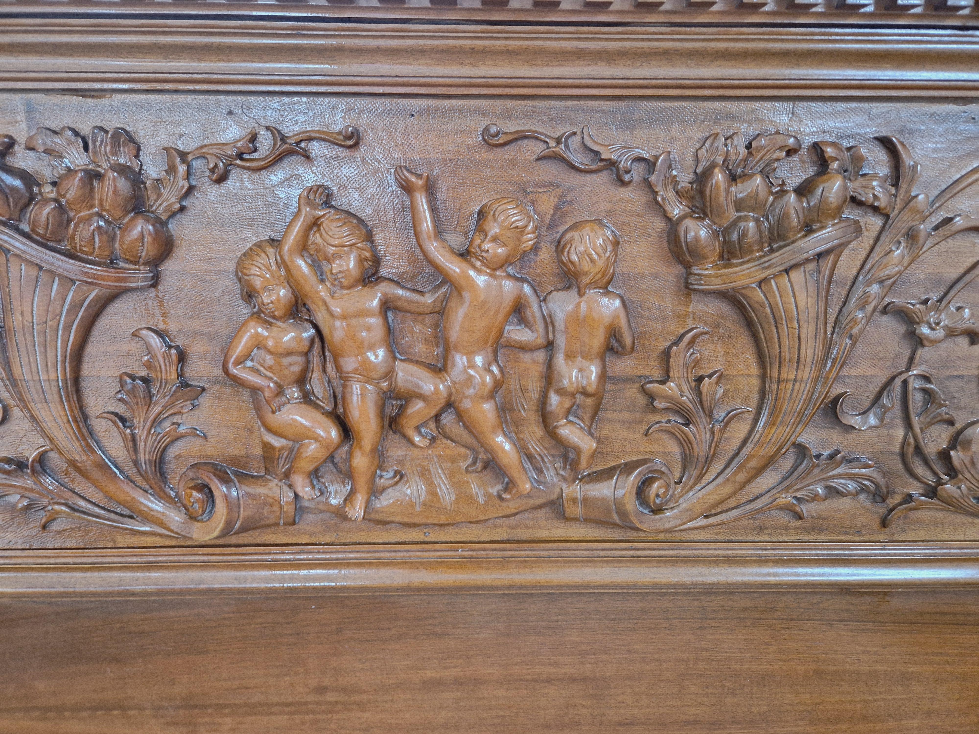 Antikes Kingsize-Bett und Schränke im Renaissance-Stil (Italienisch) im Angebot