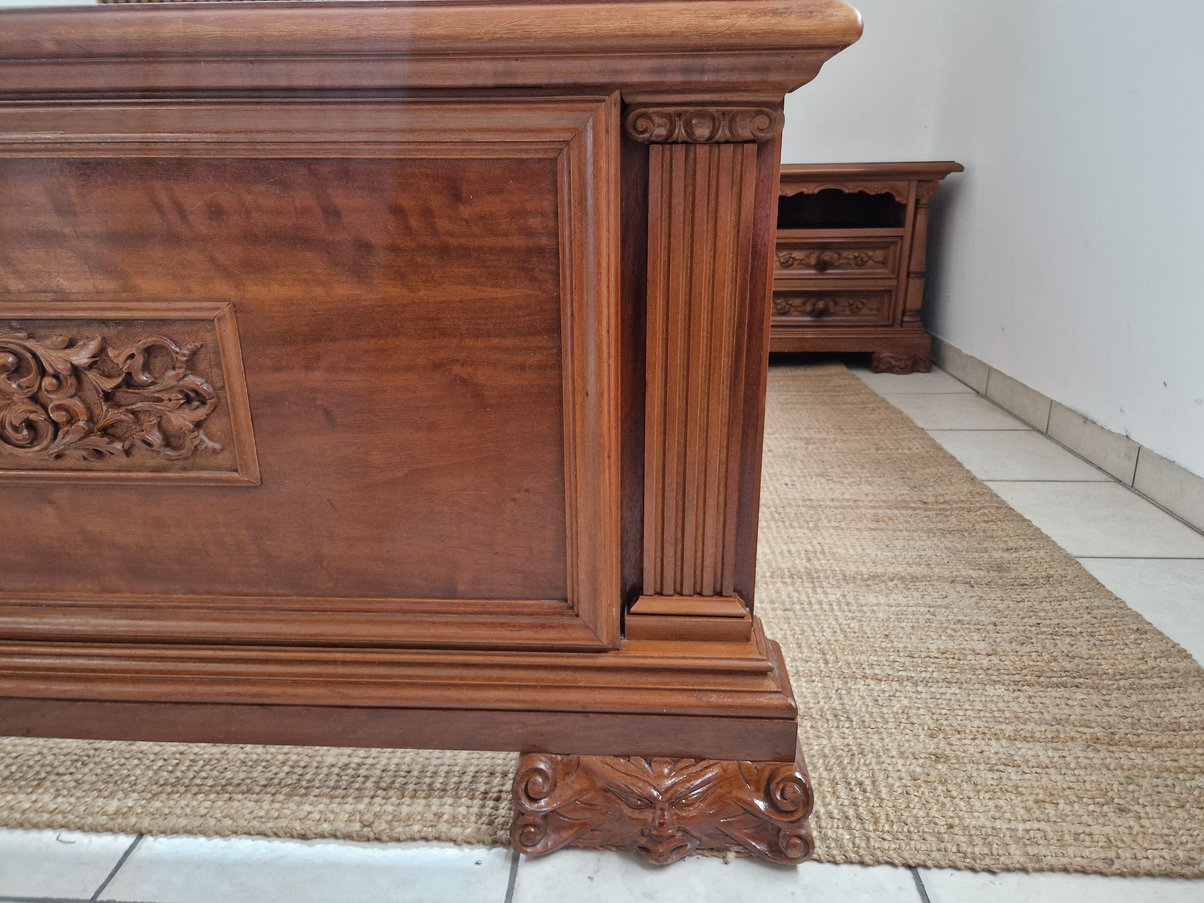 Antikes Kingsize-Bett und Schränke im Renaissance-Stil (Geschnitzt) im Angebot