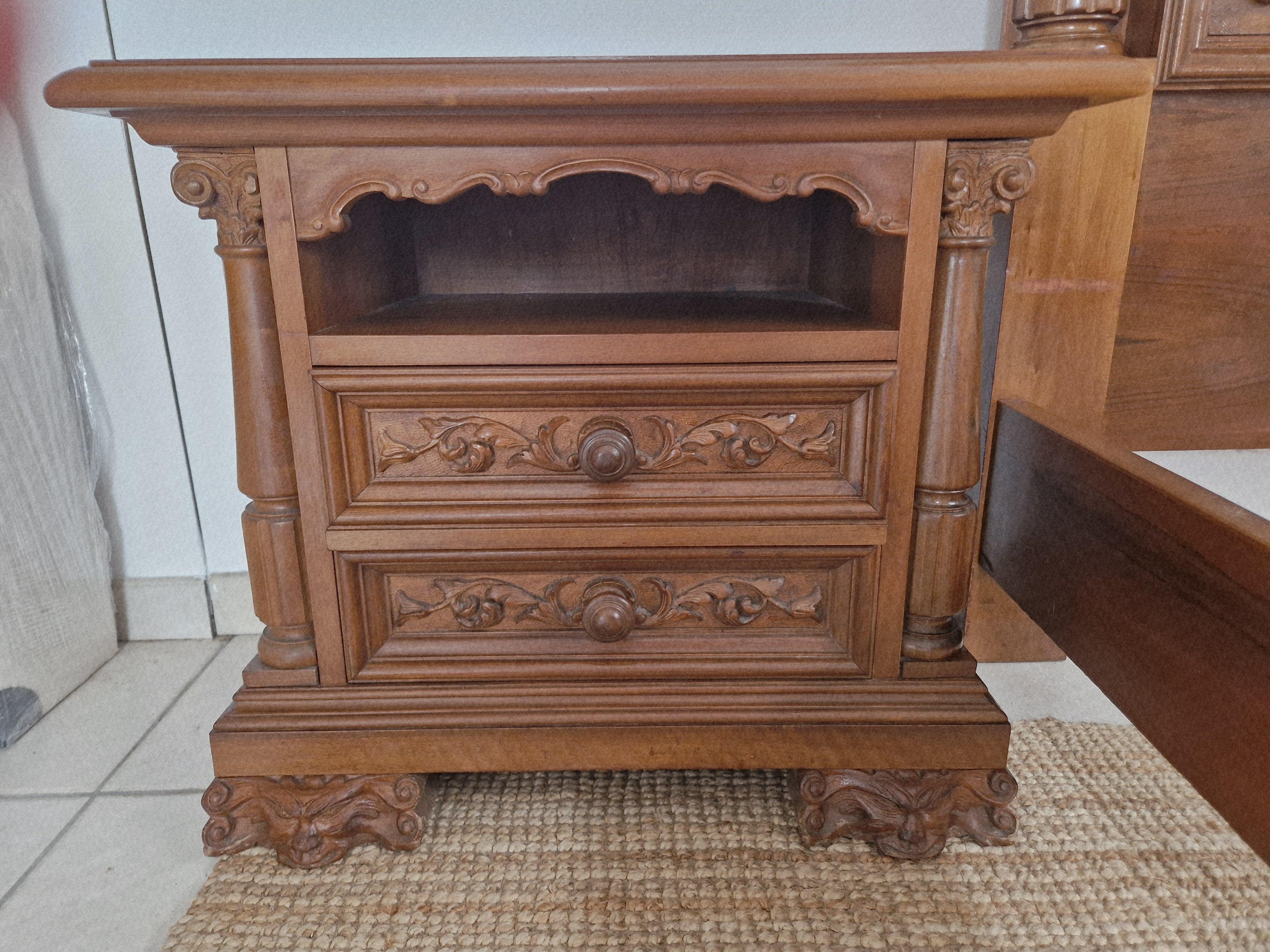 Antikes Kingsize-Bett und Schränke im Renaissance-Stil im Zustand „Gut“ im Angebot in Buxton, GB