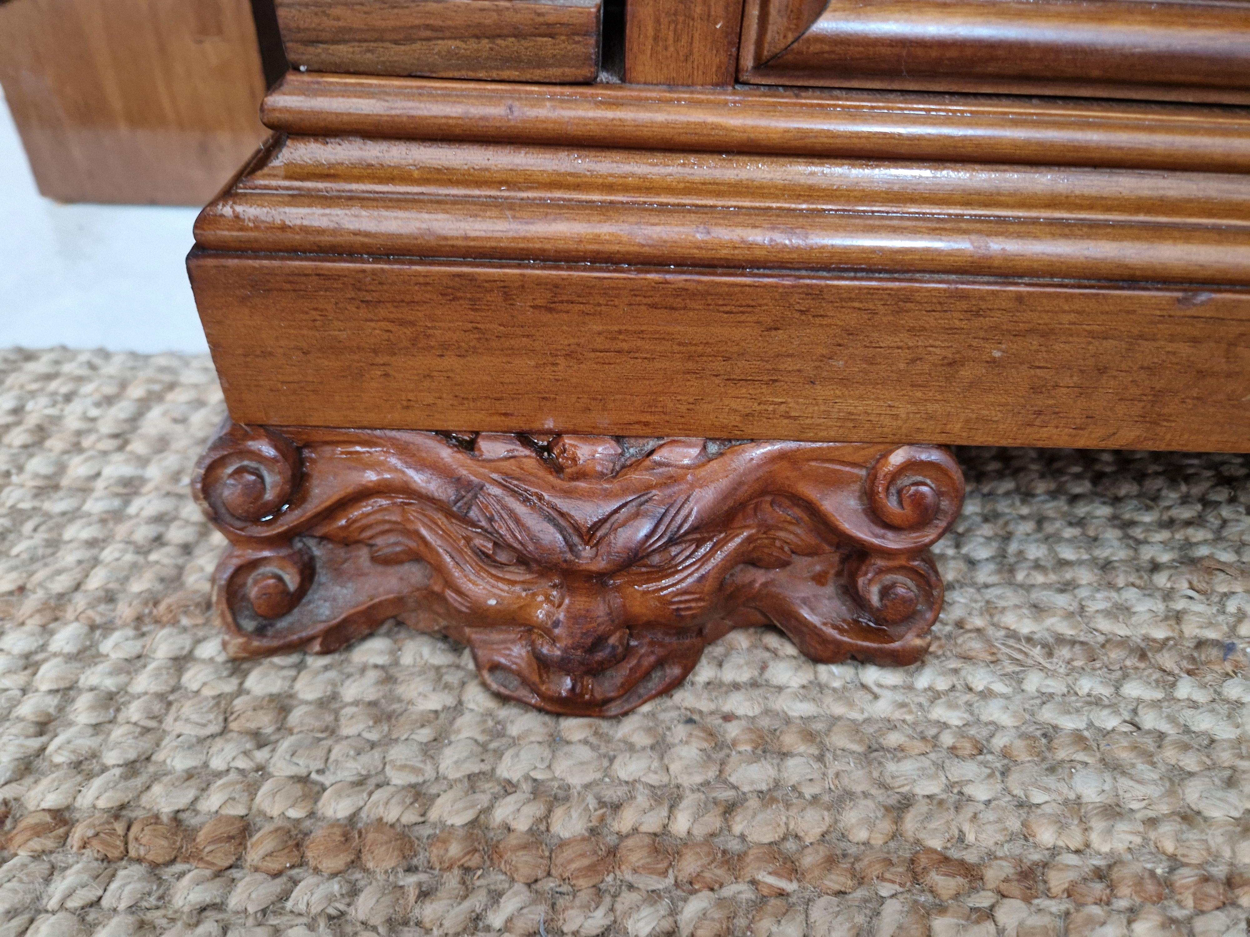 Antikes Kingsize-Bett und Schränke im Renaissance-Stil im Angebot 2