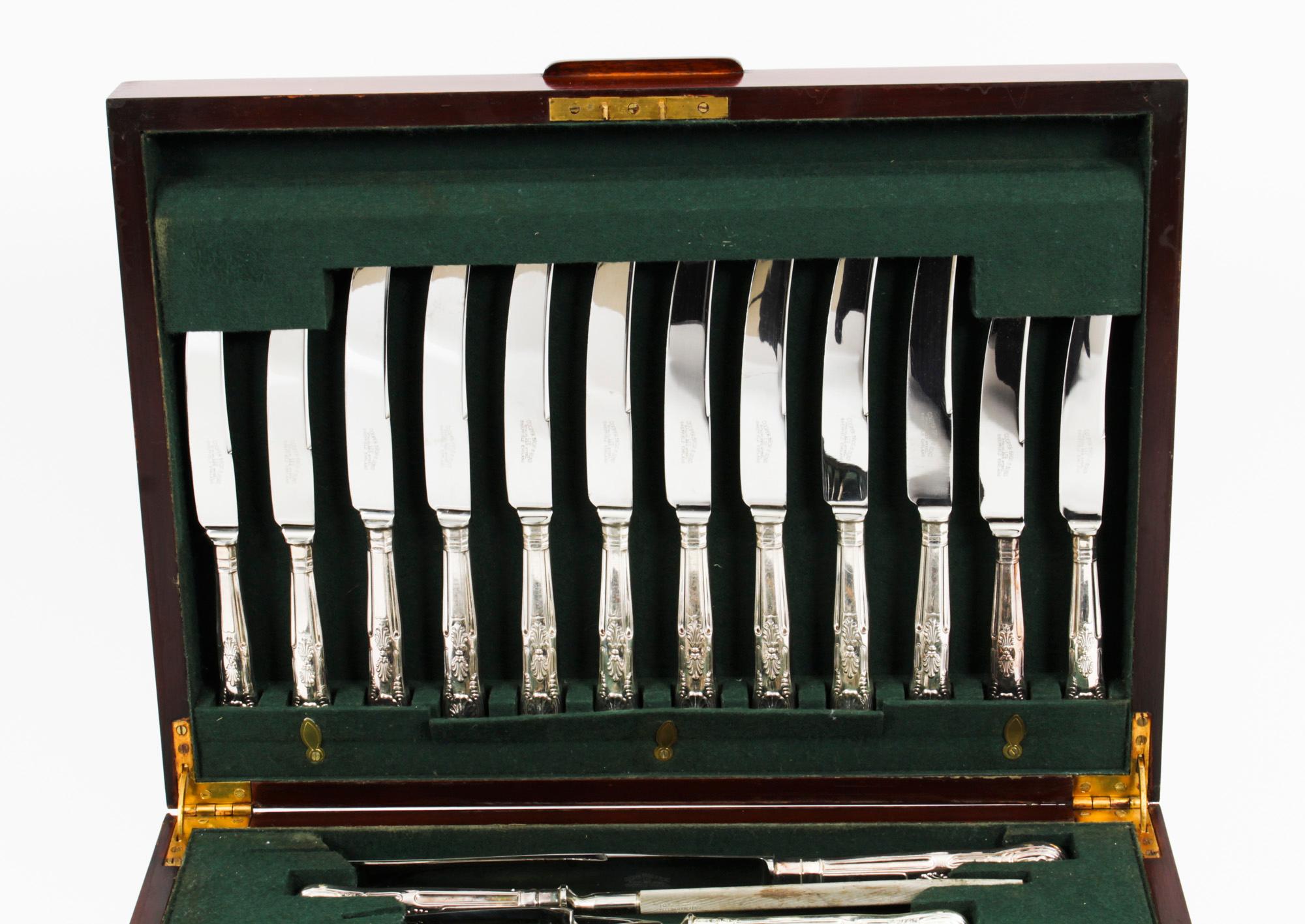This is a beautiful antique English canteen, silver plated kings pattern cutlery set, by the renowned silversmith and retailer Cooper Bros & Sons, with eight place settings.

This stunning set is circa 1920 in date and includes its original