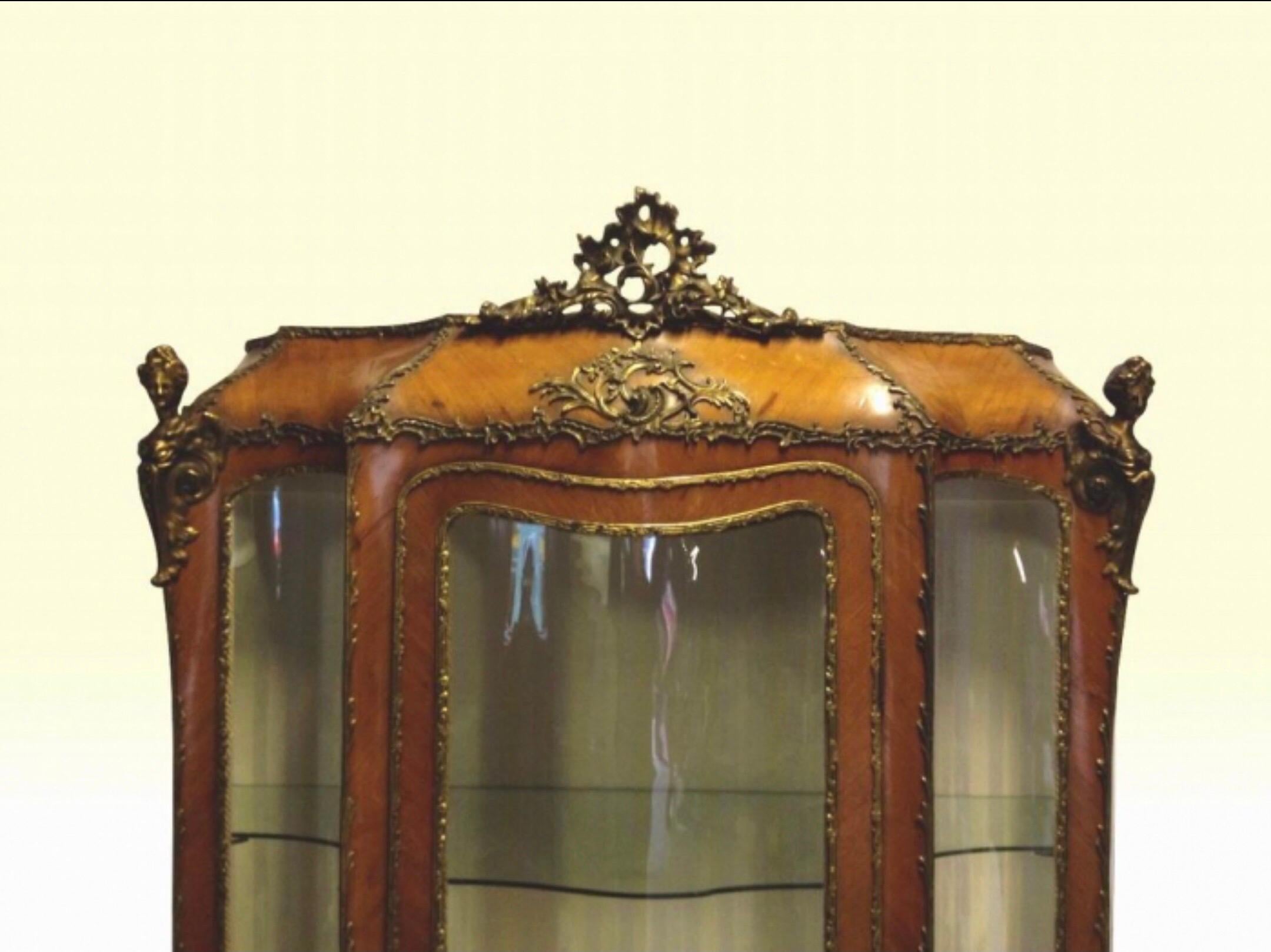 Tardo vittoriano Antique French Bombe Vernis Martin Display Cabinet Vitrine in vendita