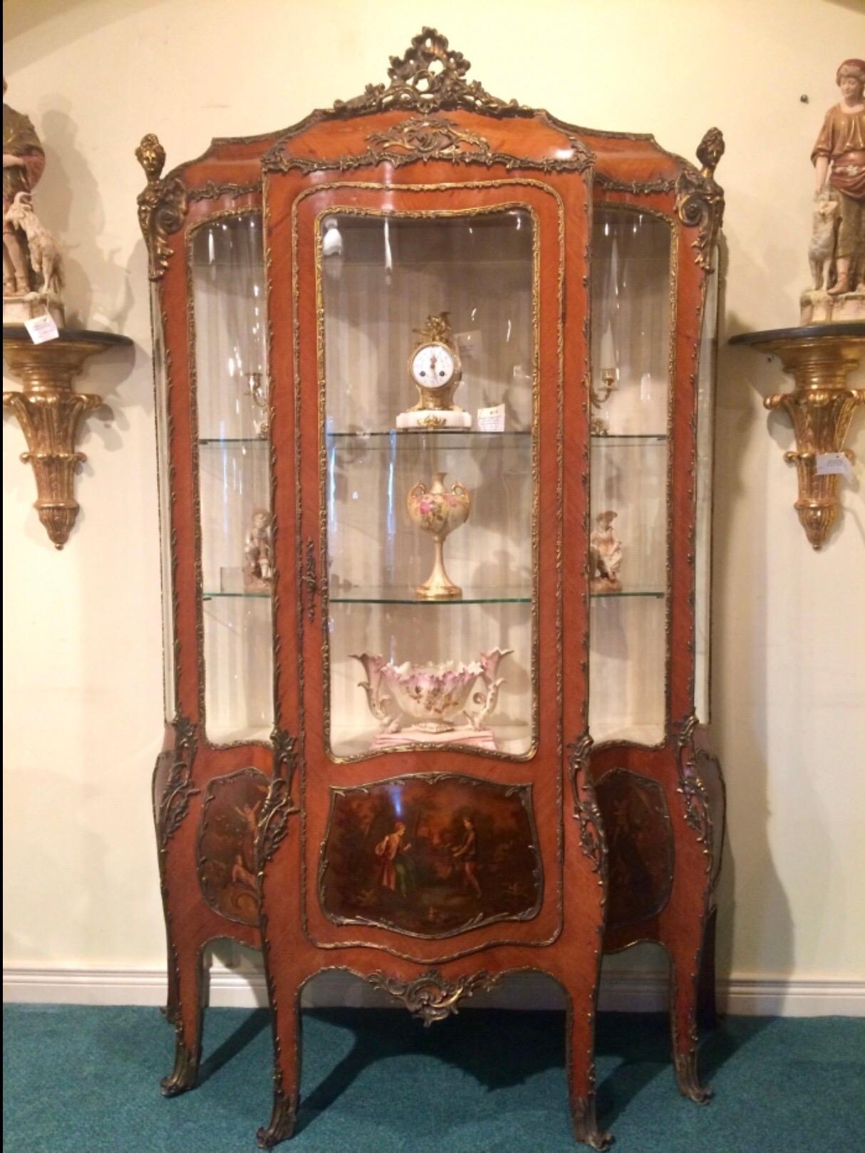 Fine XIX secolo Antique French Bombe Vernis Martin Display Cabinet Vitrine in vendita