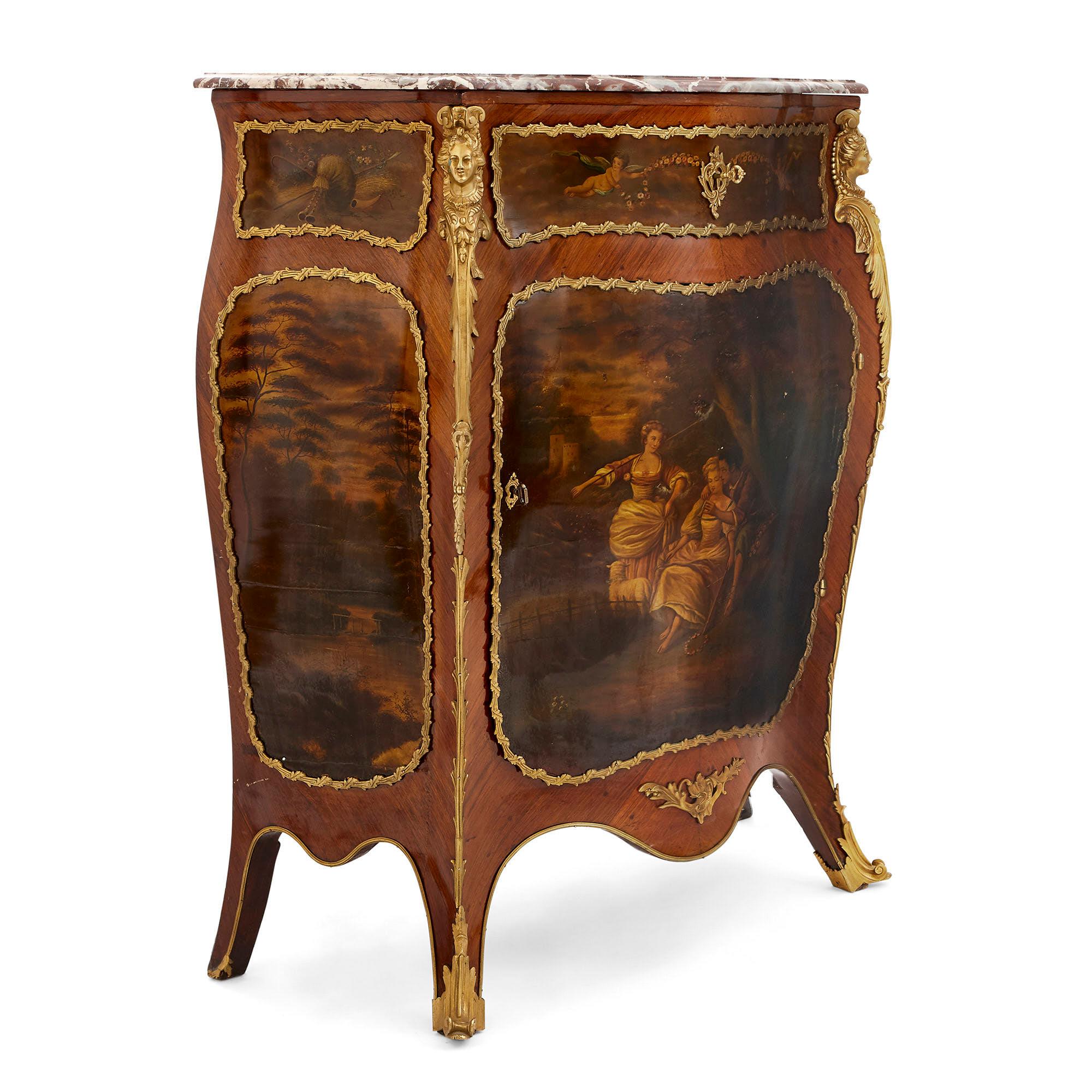 Mueble auxiliar antiguo de madera de rey, bronce dorado y Vernis Martin 
Francés, siglo XIX 
Altura 116 cm, anchura 97 cm, profundidad 44 cm 

Este armario de madera de rey es una exquisita pieza de mobiliario francés antiguo, que está decorada con