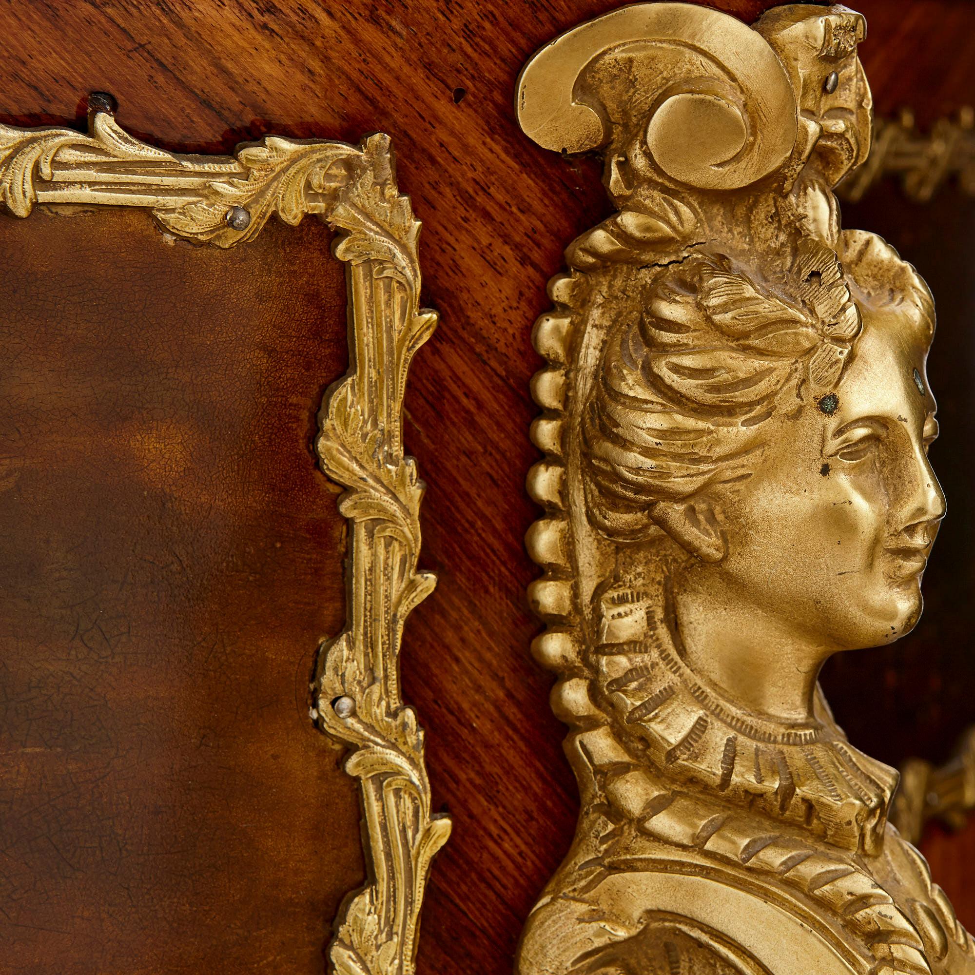 Antiker Beistellschrank aus Veilchenholz, vergoldeter Bronze und Vernis Martin (Vergoldet) im Angebot